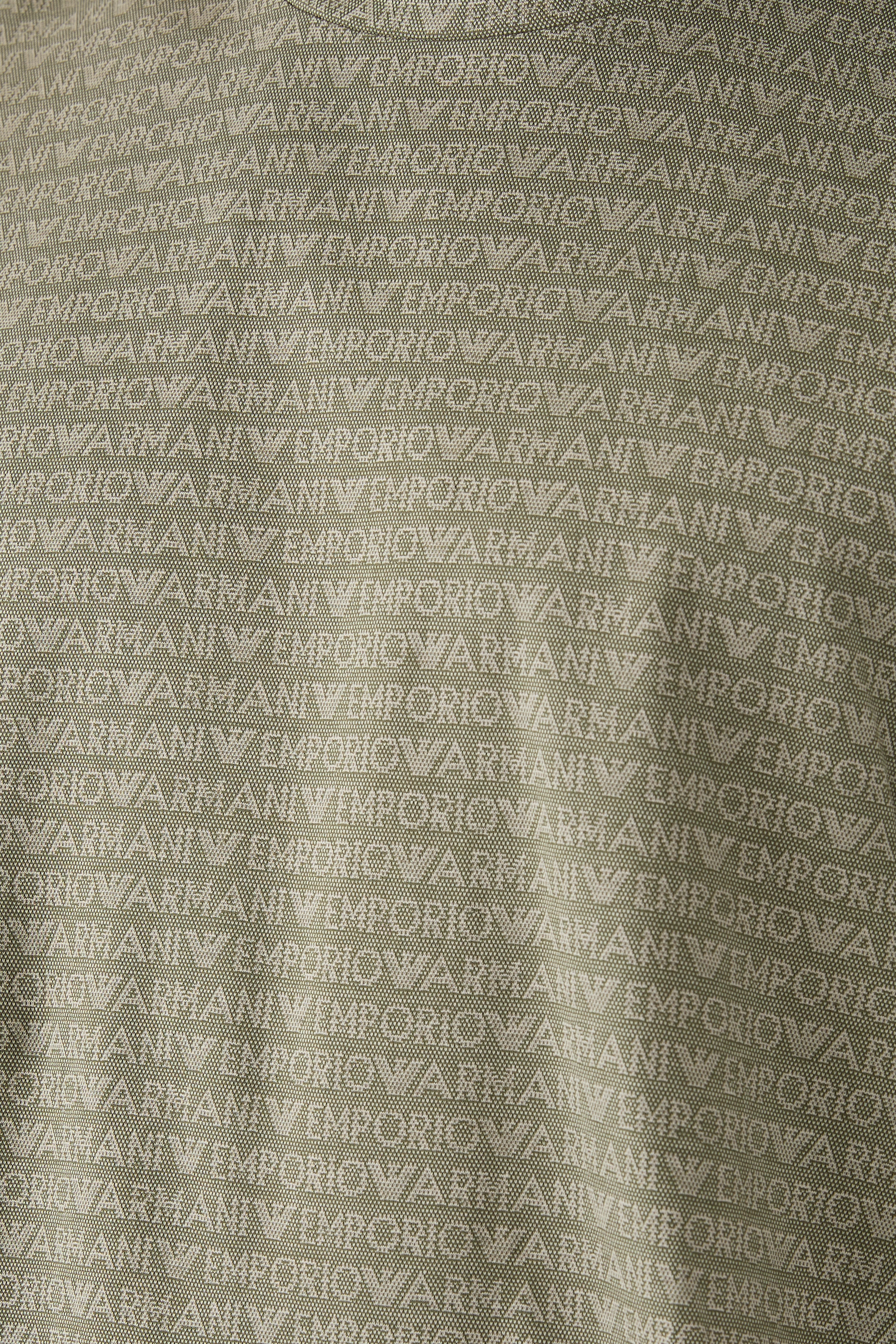 تيشيرت بنقشة شعار الماركة بحجم صغير