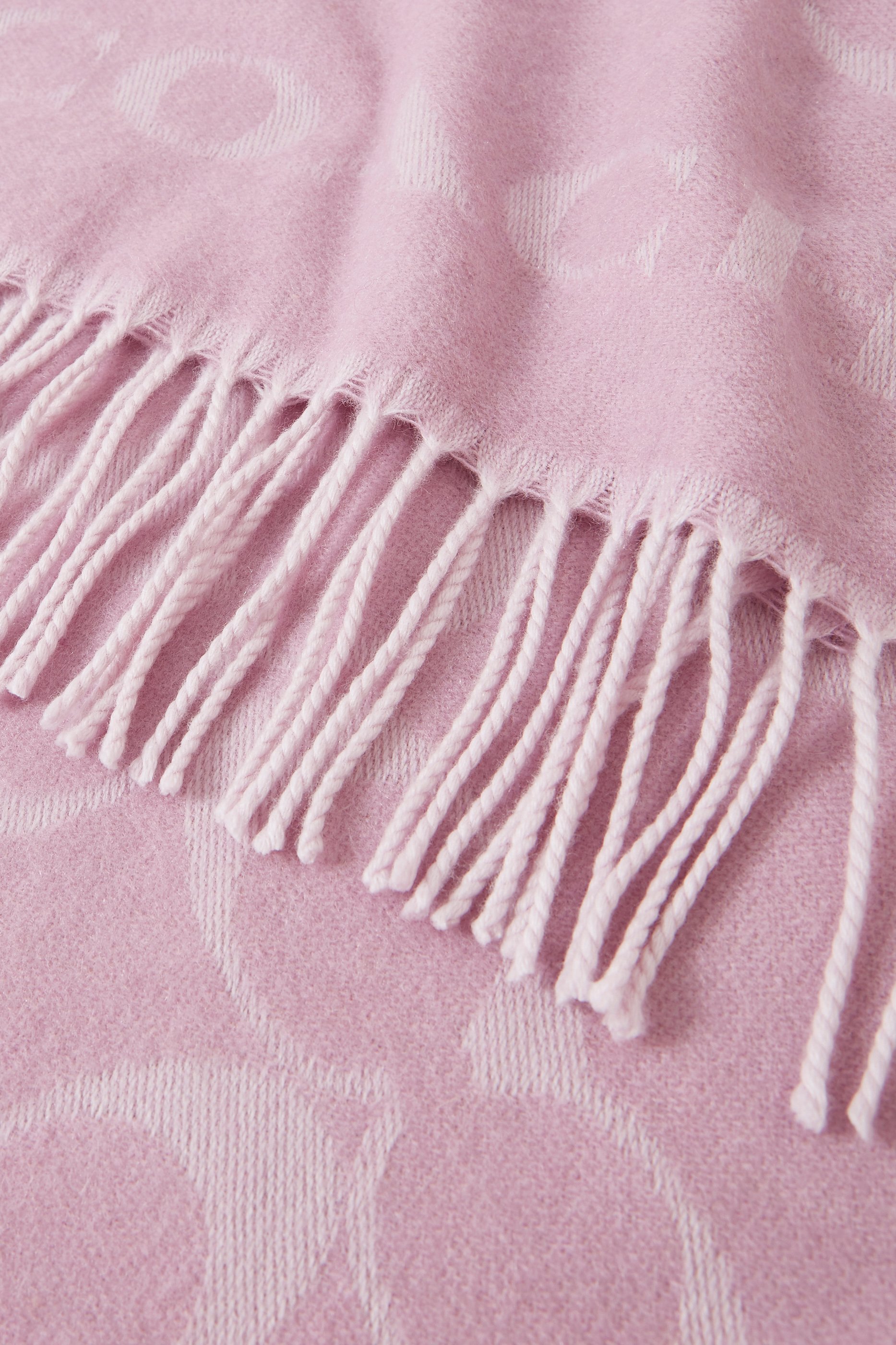 وشاح بشعار حرف الماركة بتصميم مائل