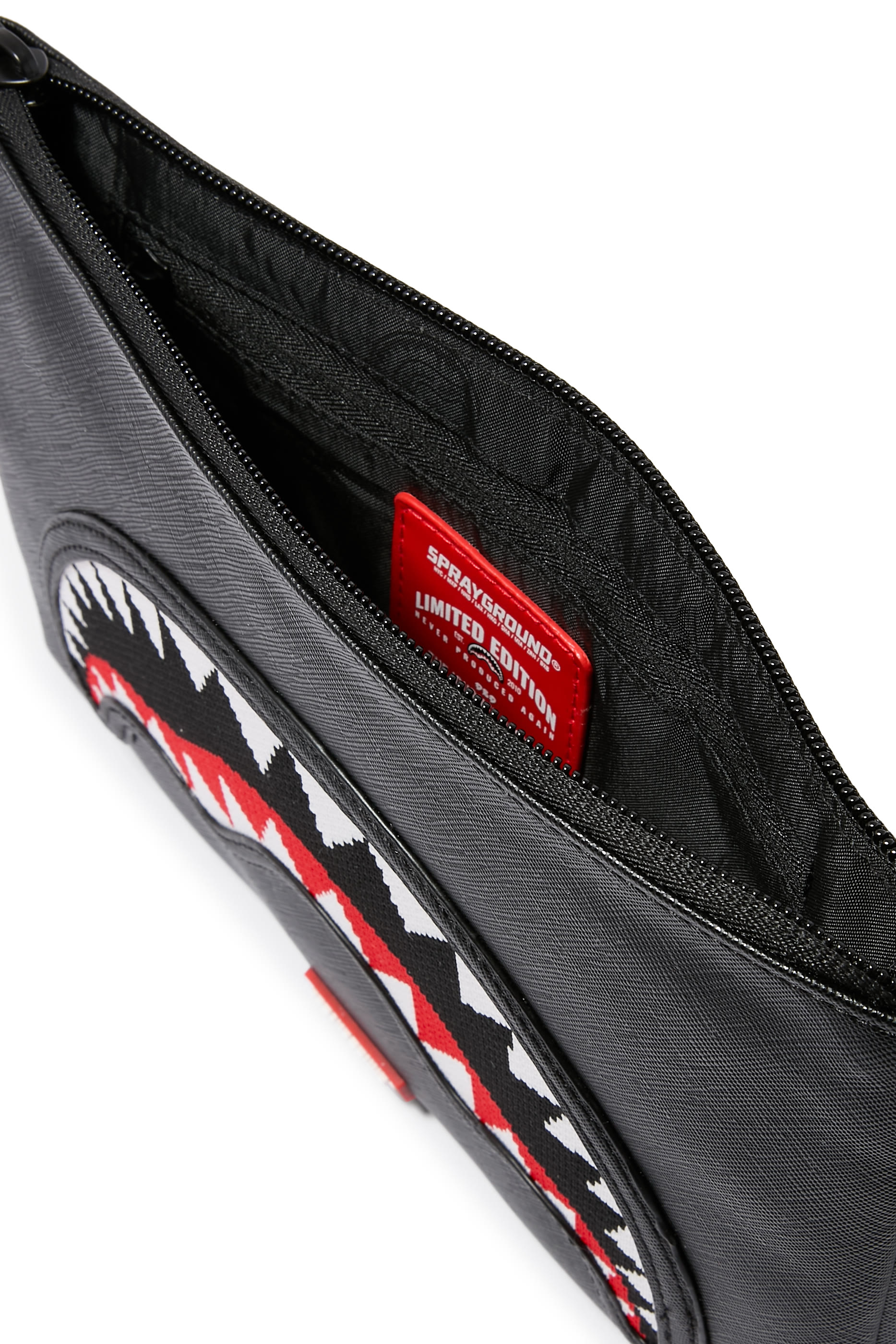 كلاتش بتصميم كروس بطبعة فم القرش خامة خفيفة منسوجة للأطفال