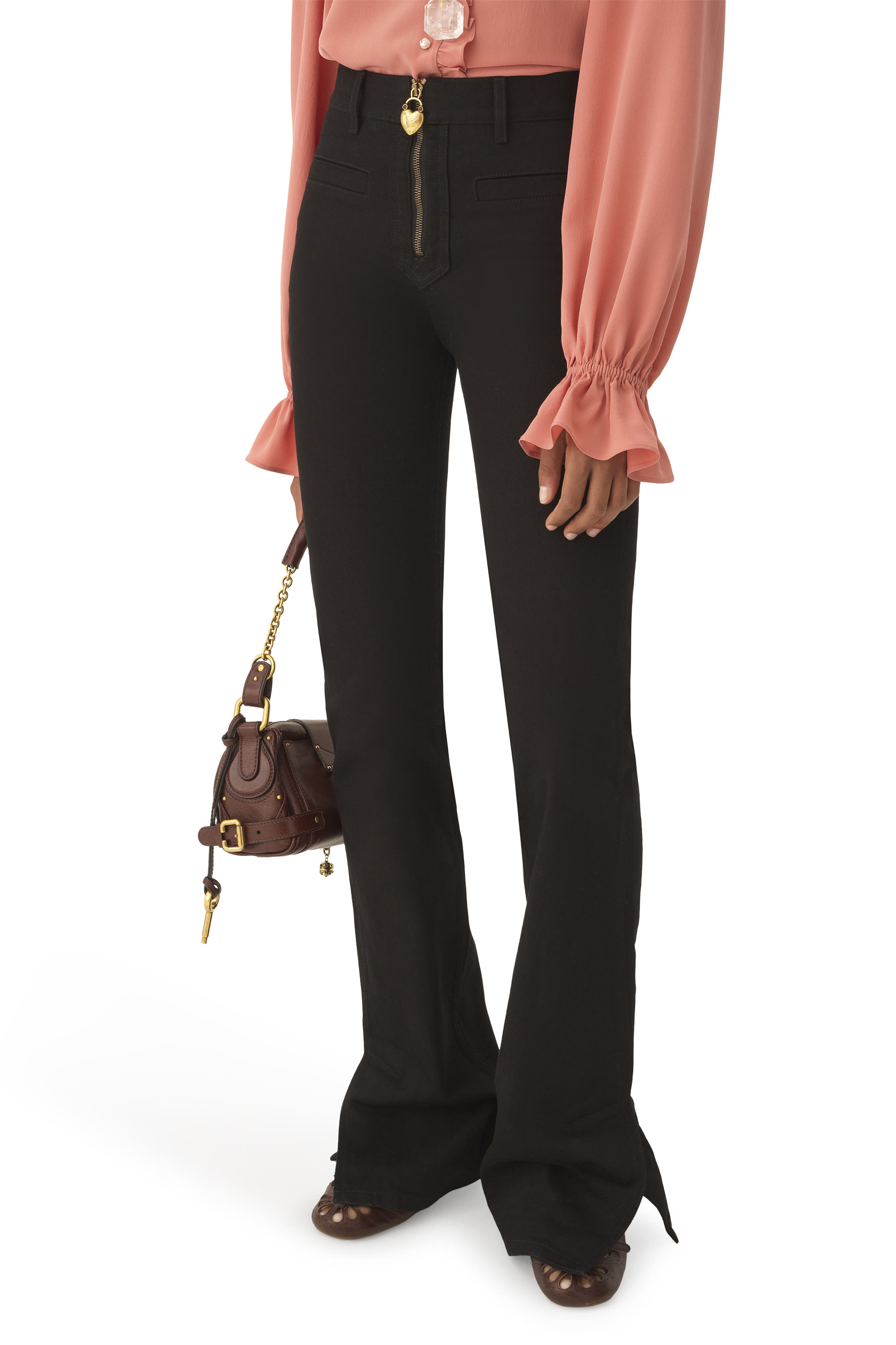 بنطال جينز بقصة ضيقة وقفل بتصميم قلب