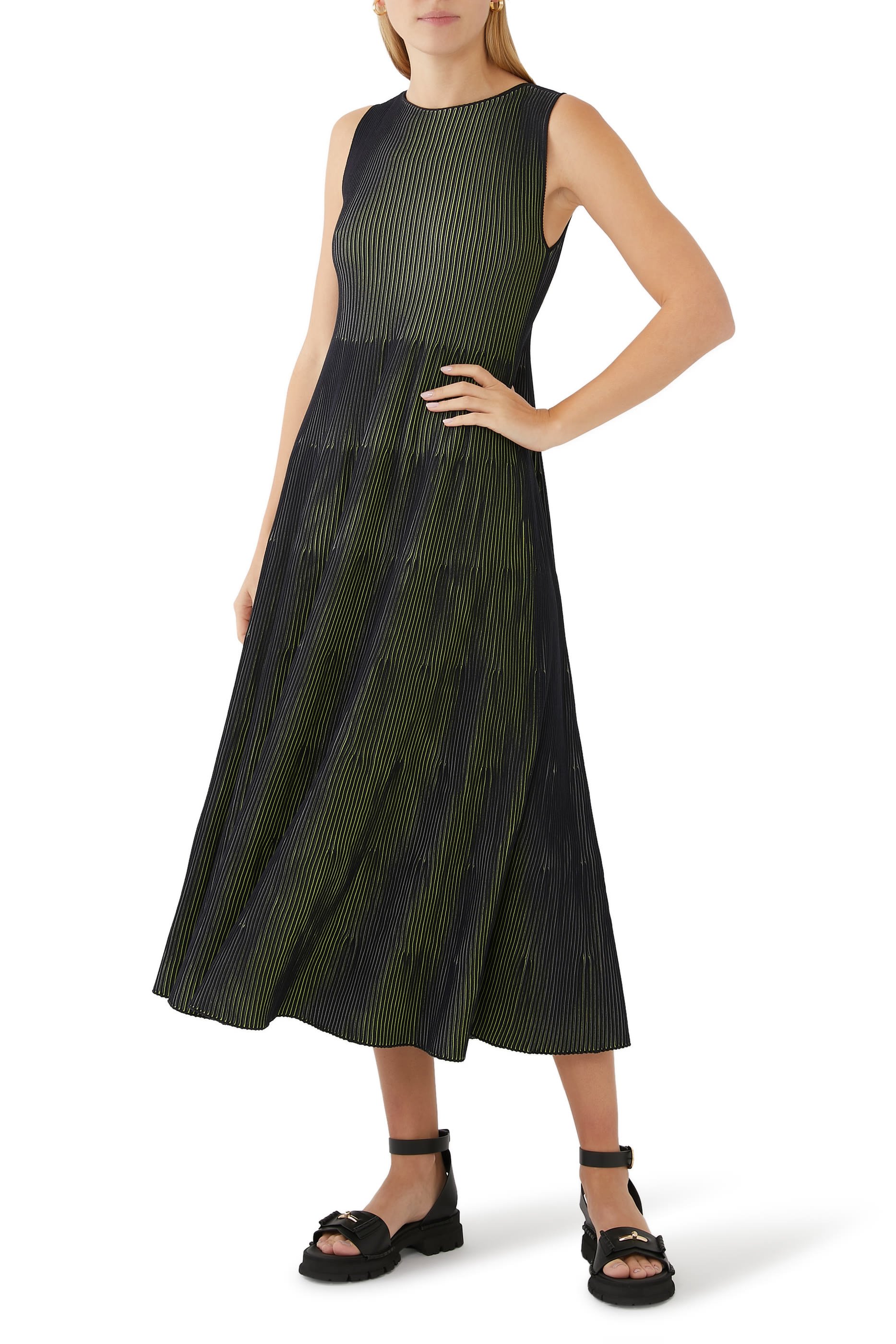 فستان مخطط متوسط الطول بطيات