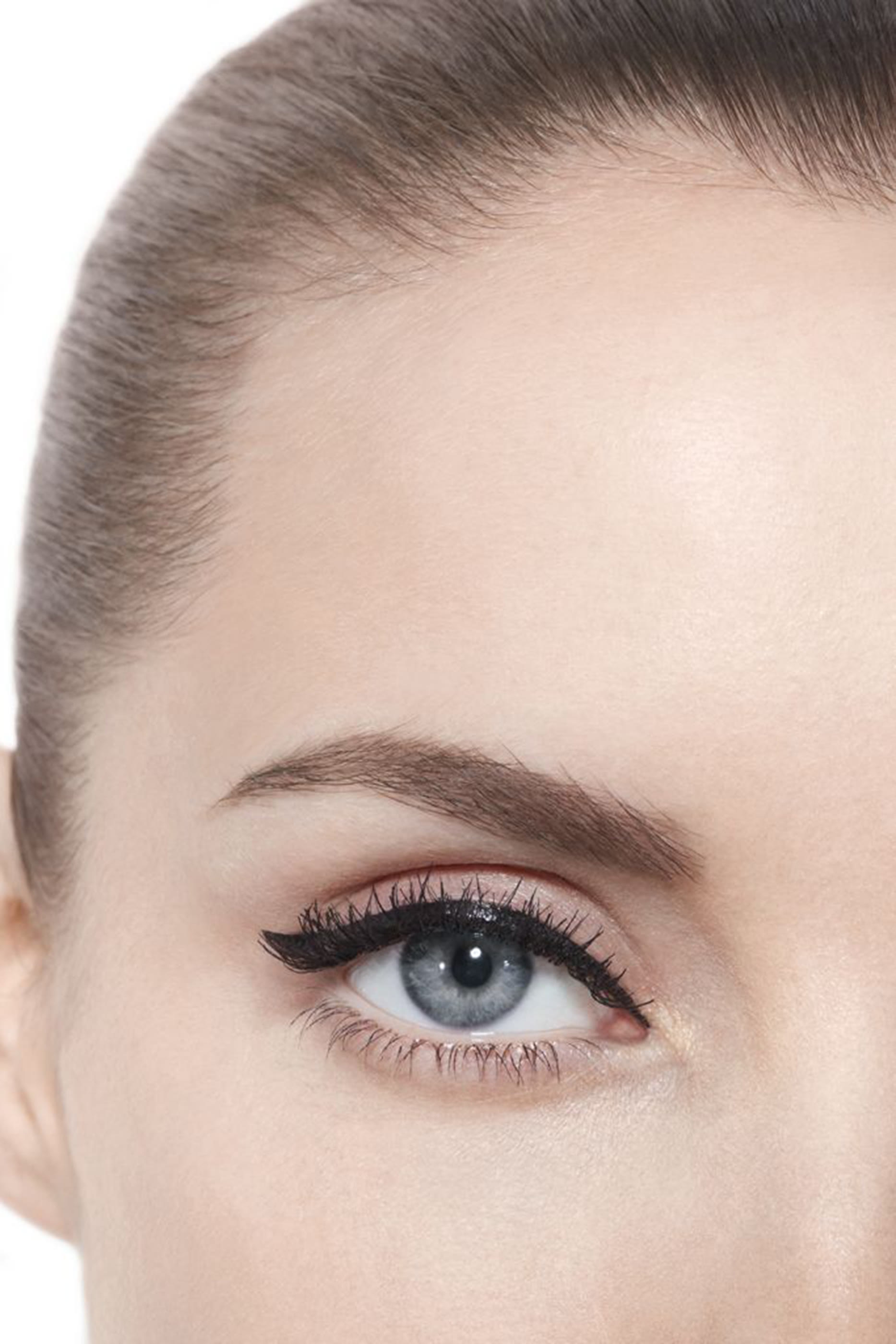 مستحضر سائل فائق الدقة لتحديد محيط العينين، طويل الثبات ومقاوم للماء LE LINER DE CHANEL