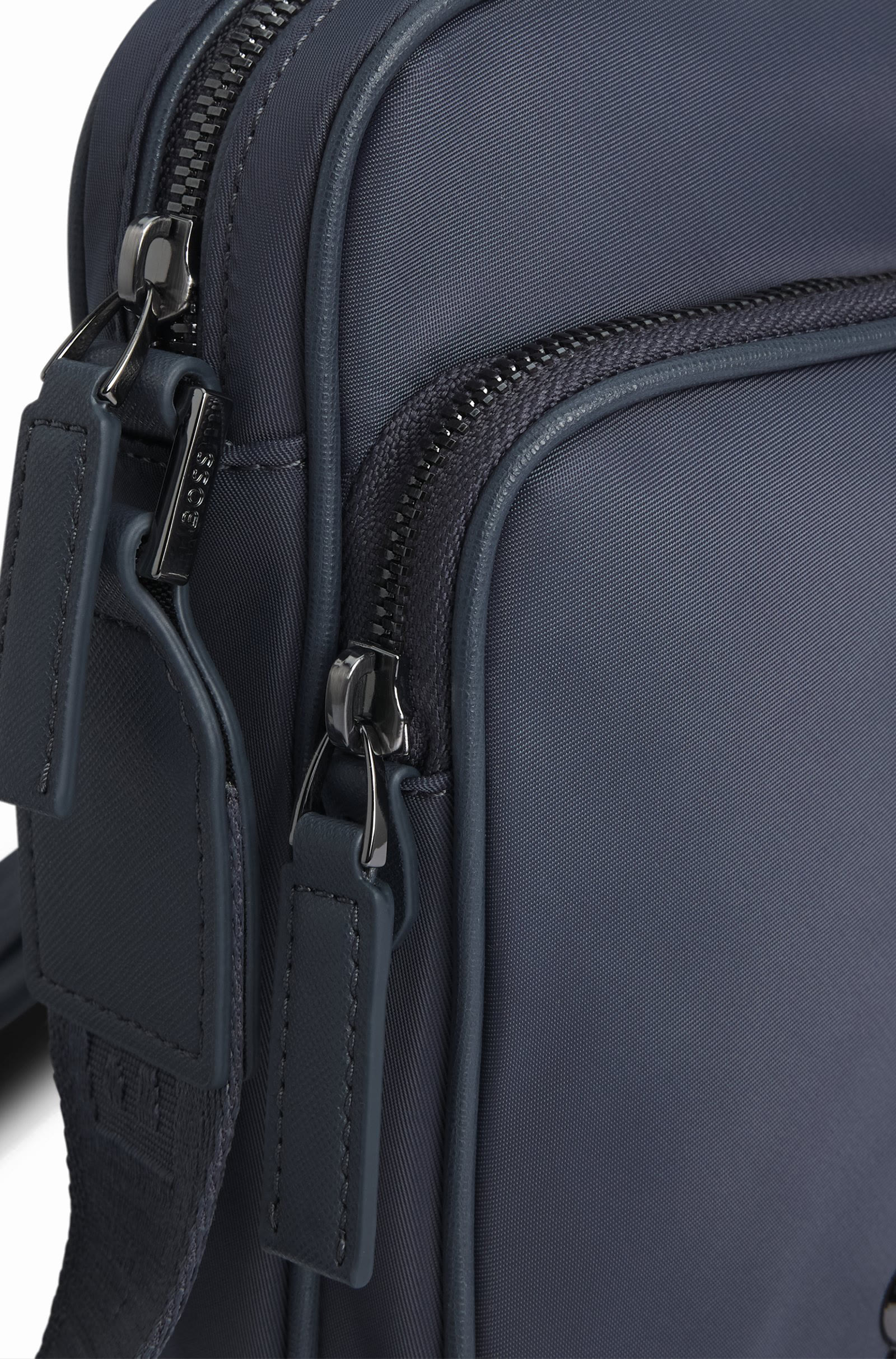 حقيبة ريبورتر تويل بحلية مزدوجة بحرف شعار الماركة