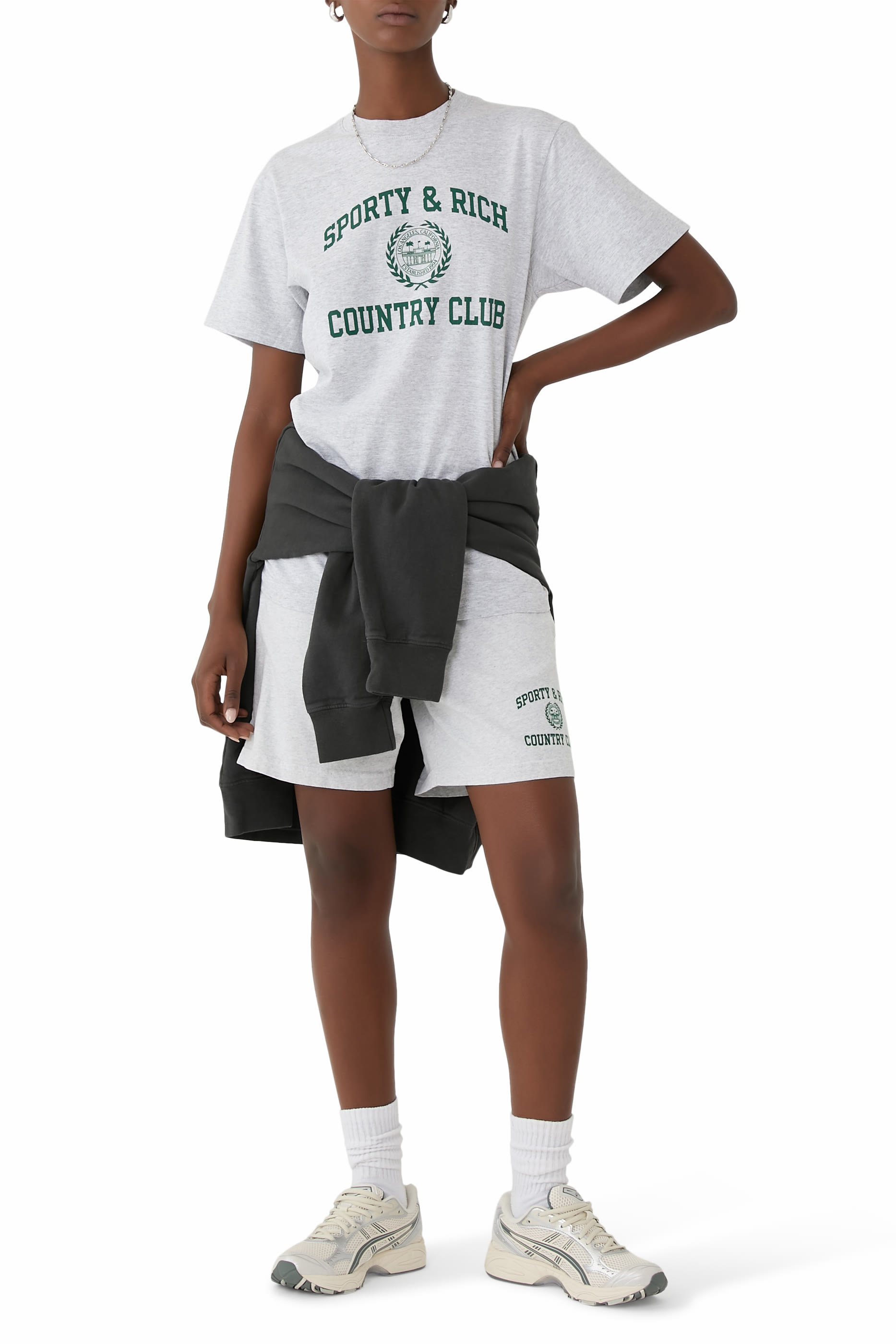 تيشيرت بتصميم جامعي وشعار الماركة