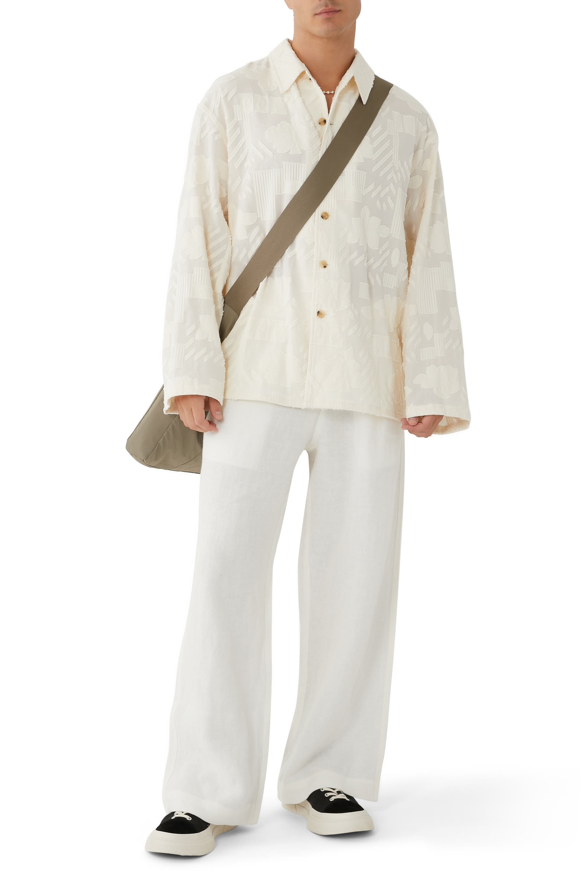 قميص بأكمام طويلة وتطريزات