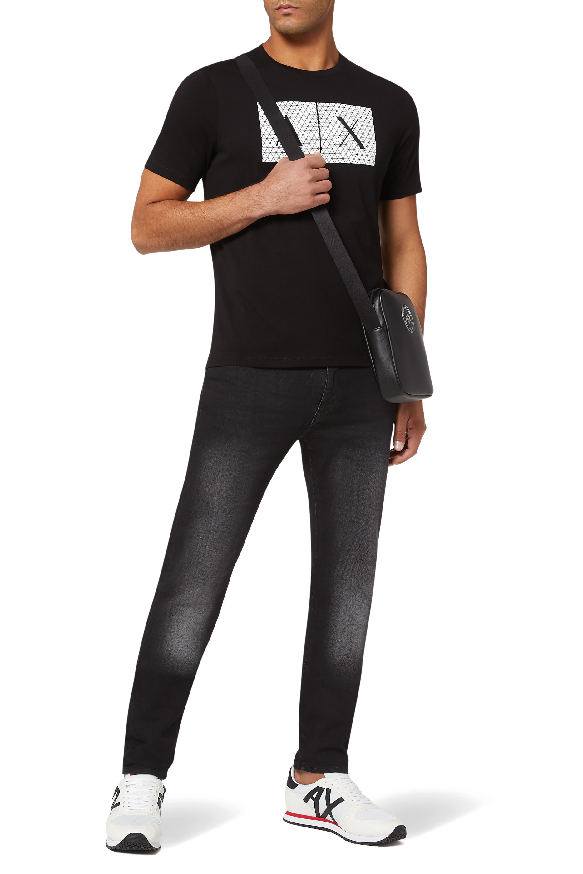 تيشيرت بطبعة شعار الماركة بنقشة مثلثات