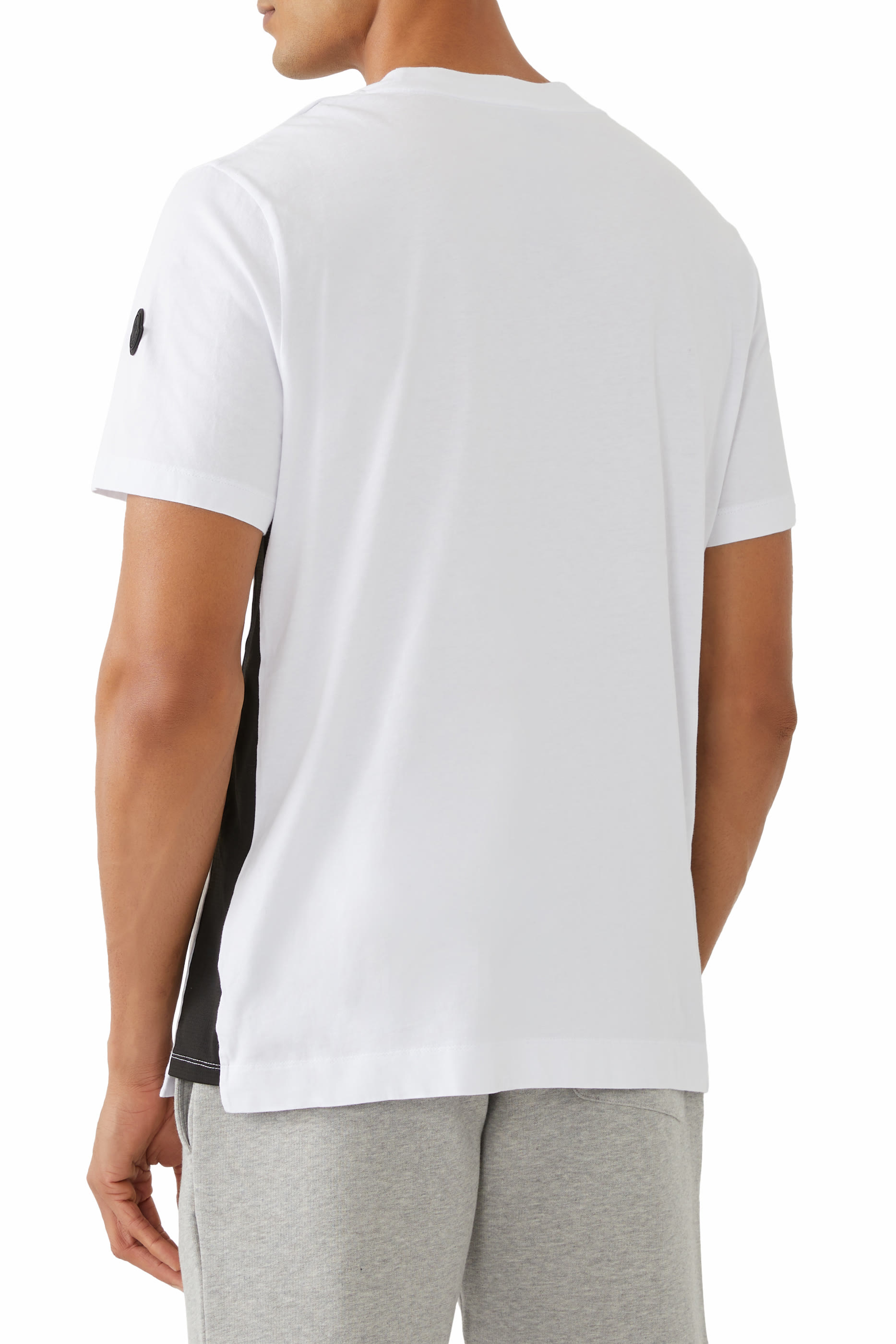 تيشيرت بياقة ضيقة ونقشة شعار الماركة