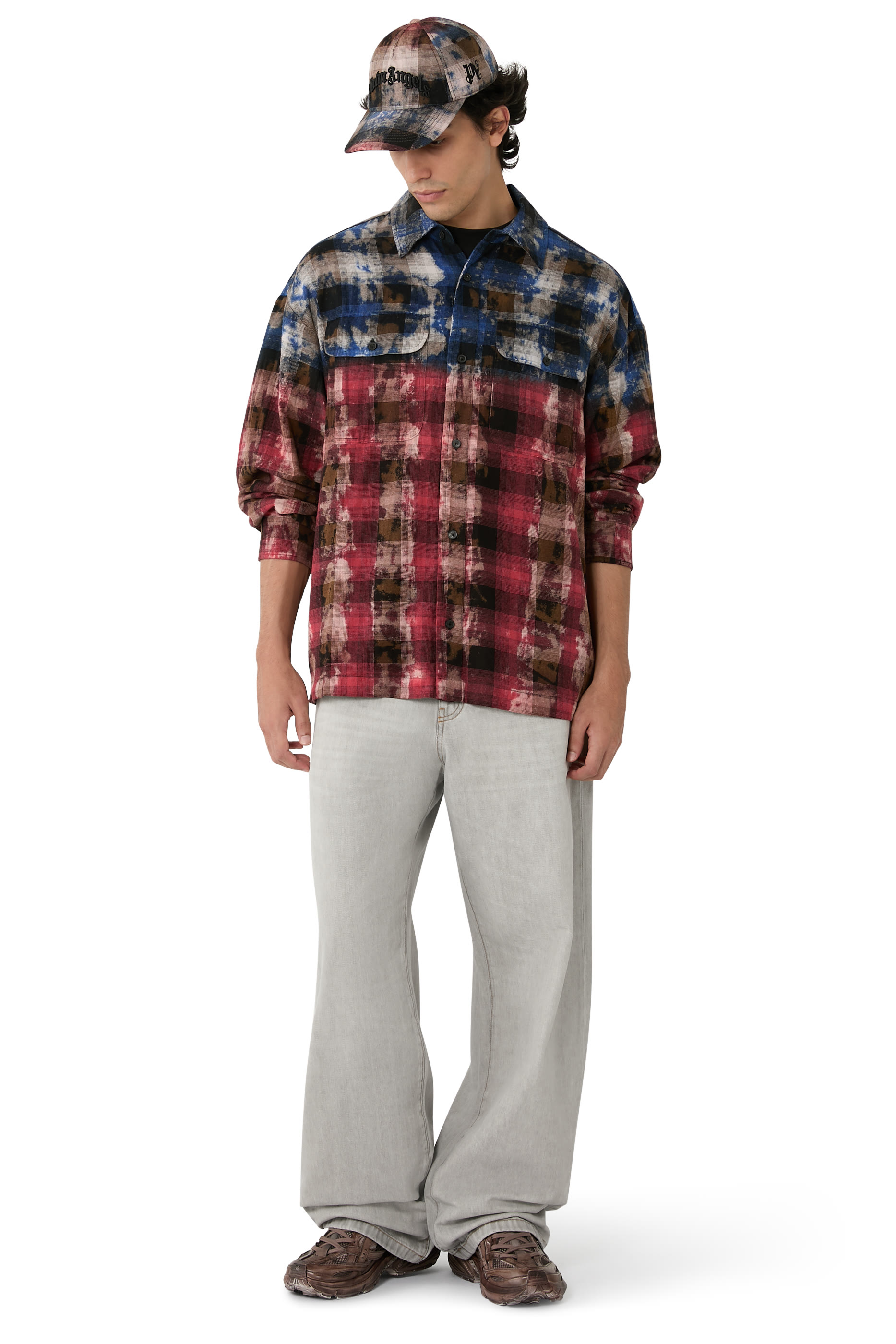  قميص بنقشة مربعات ومزين بشعار الماركة متموج