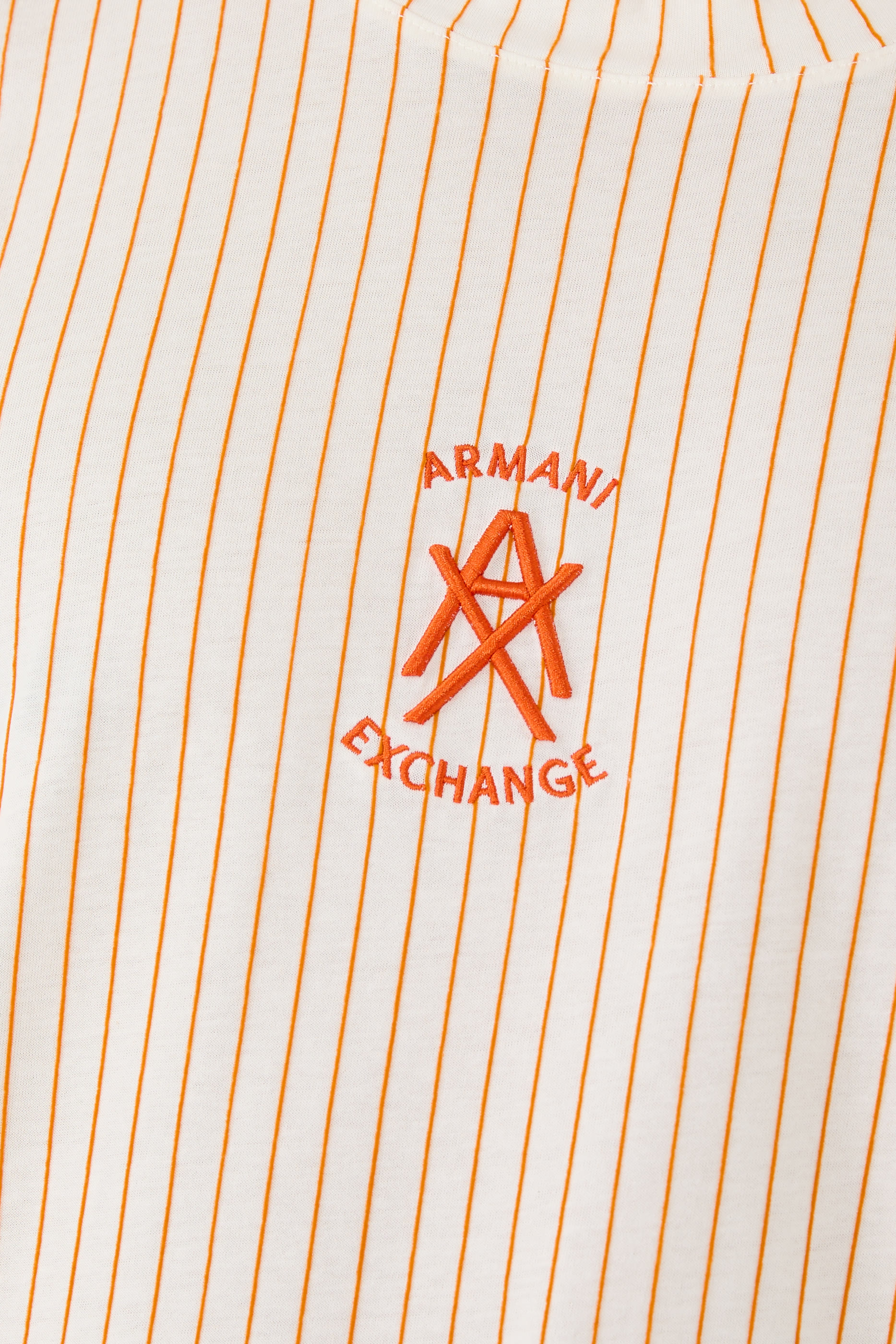 تيشيرت بنقشة خطوط وشعار الماركة