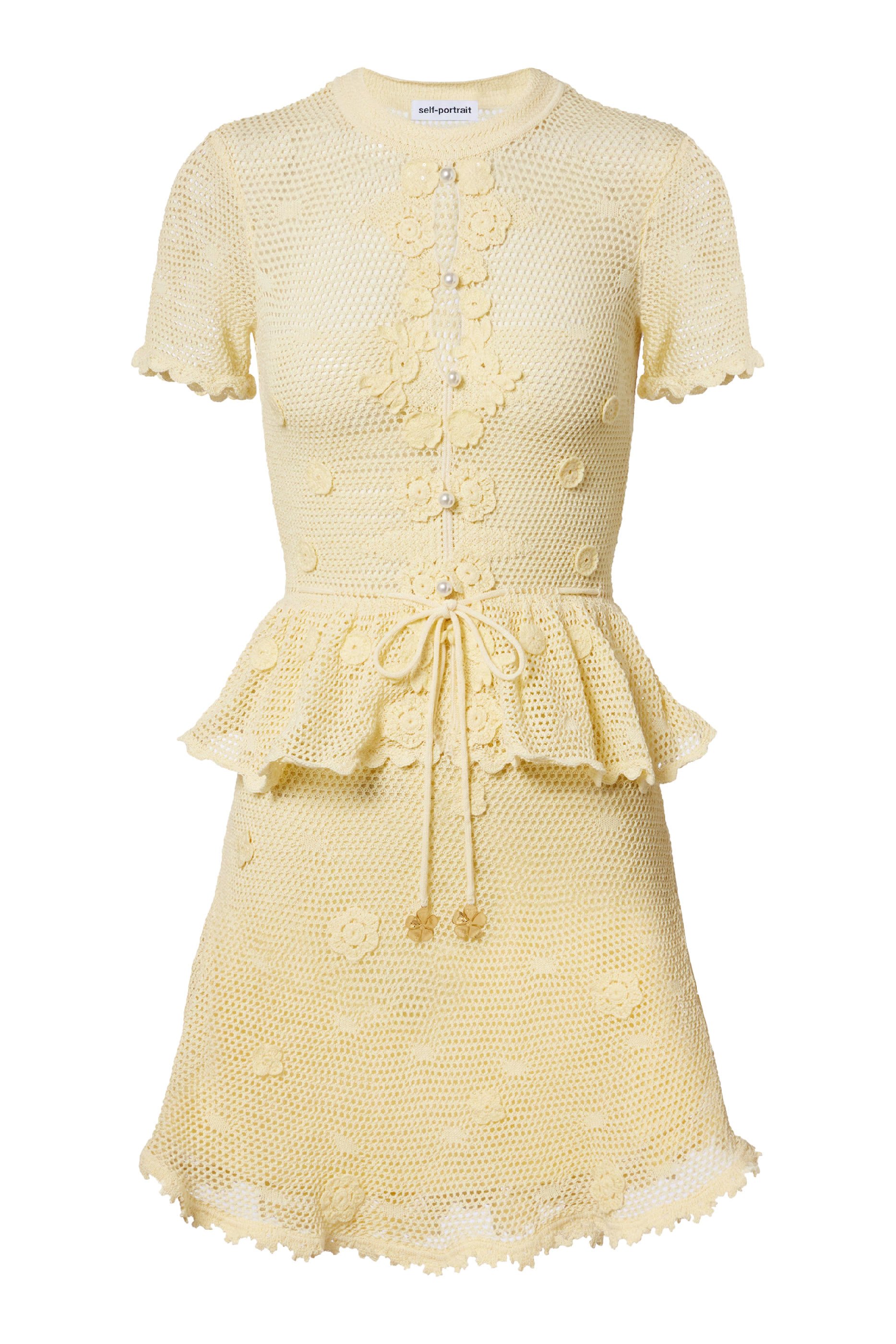 فستان قصير كروشيه مزين بزهور