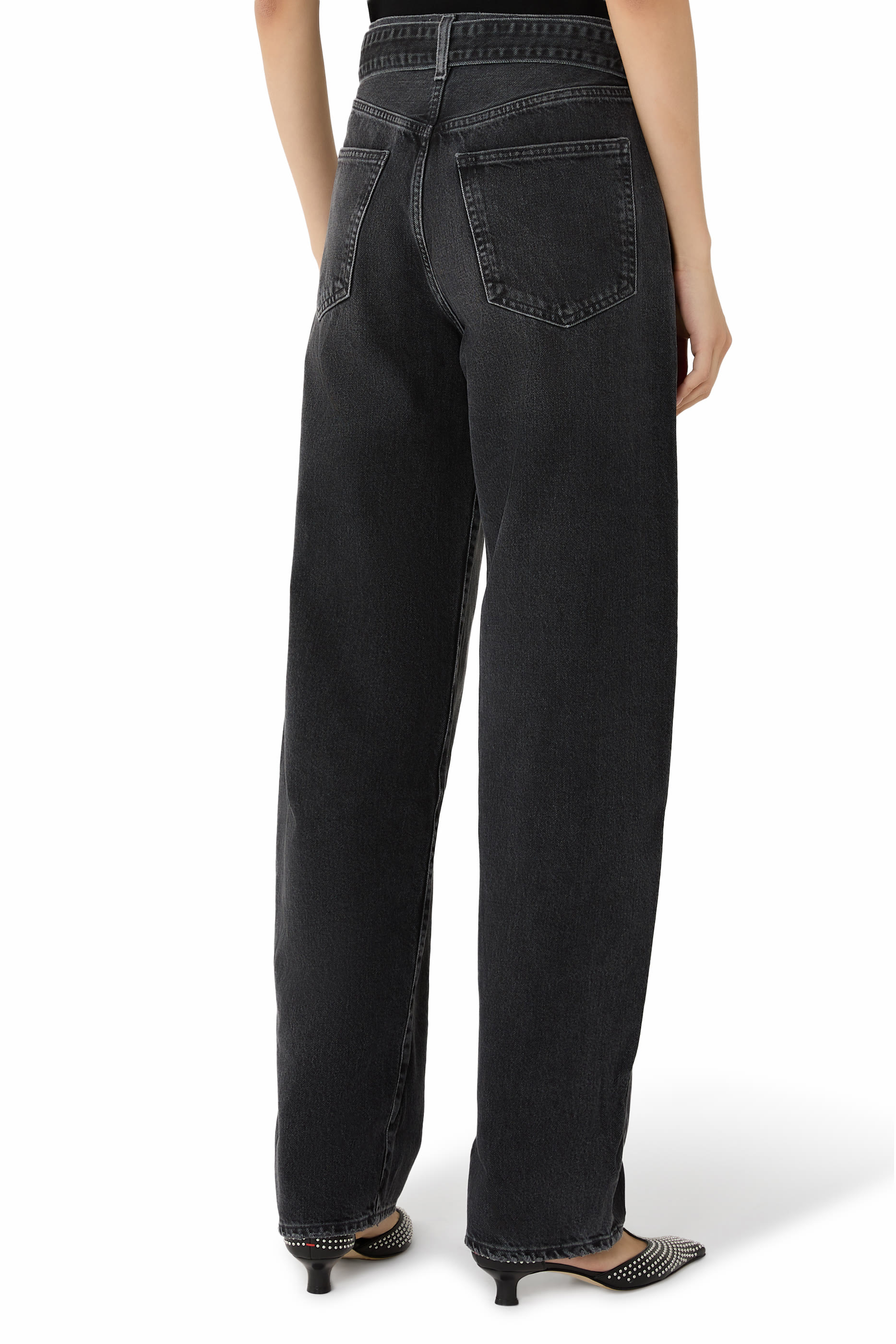 بنطال جينز بقصة ضيقة من الأسفل وأساور