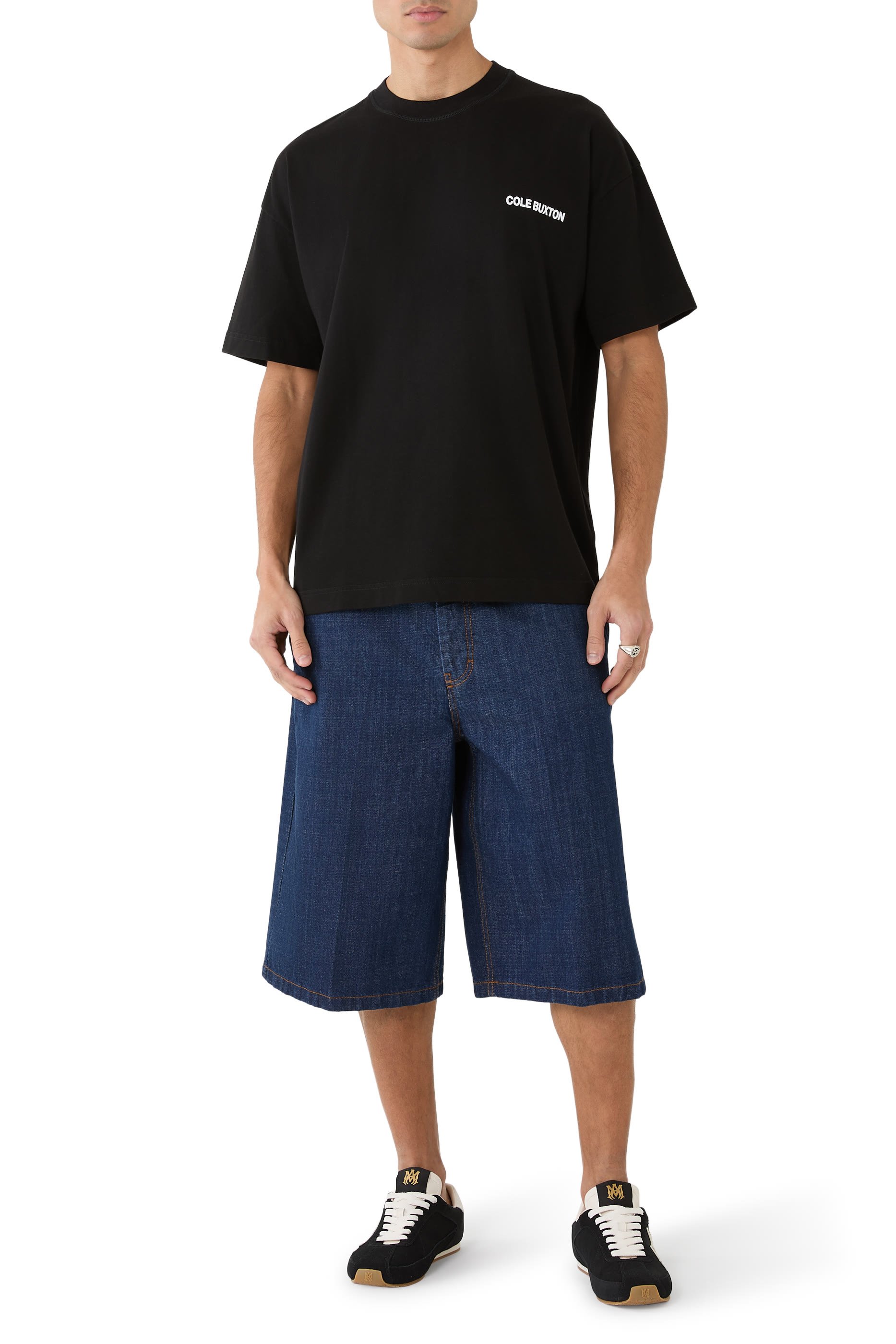 تيشيرت بشعار الماركة من تشكيلة الملابس الرياضية