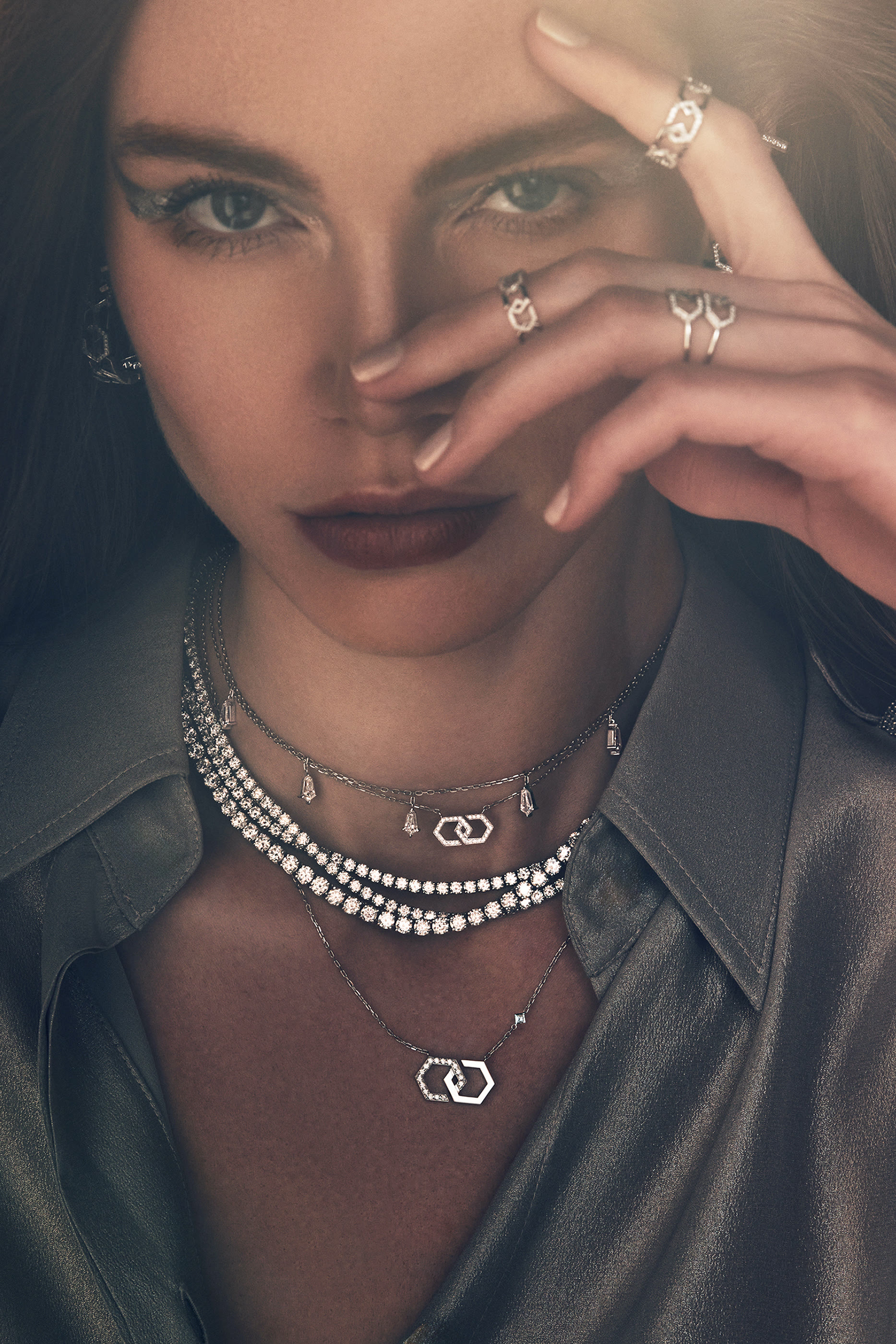 قلادة إنفينيتي بدلاية متوسطة مرصعة بالماس، ذهب أبيض 18