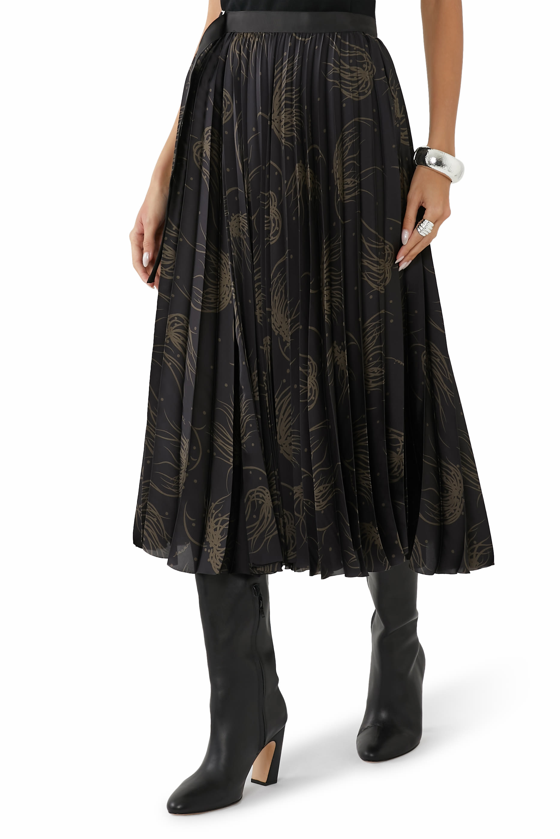 تنورة بنقشة نقاط وزهور