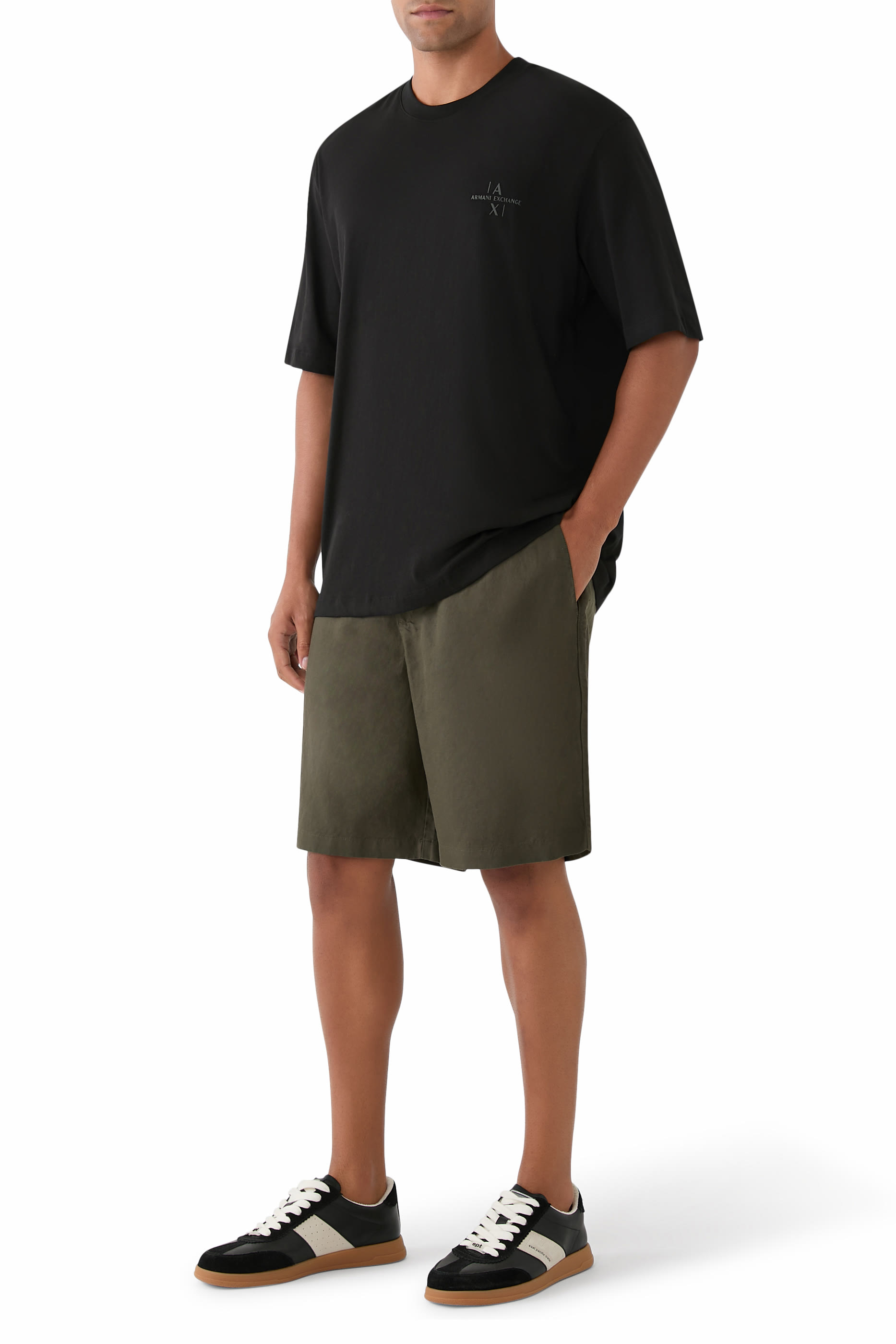 تيشيرت بقصة عادية مزين بشعار الماركة