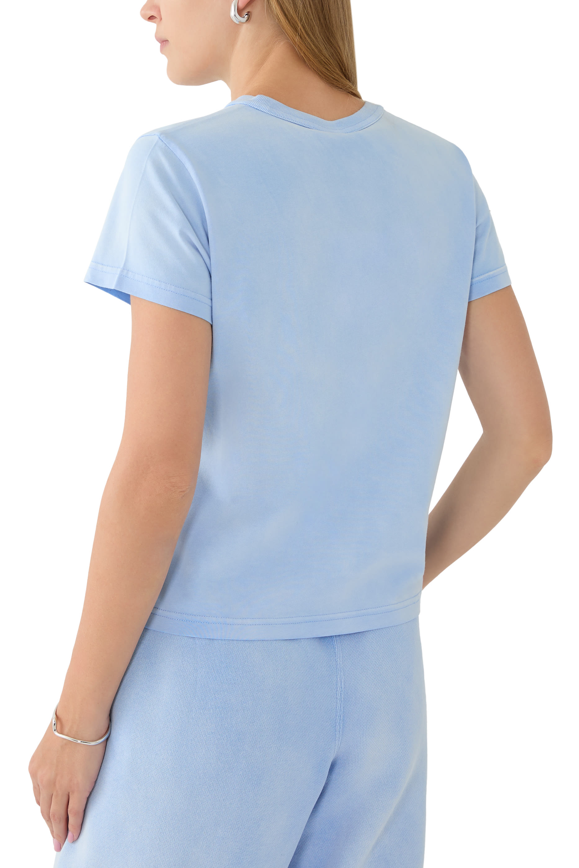 تيشيرت ايسنشال جاي اس في بياقة مستديرة وقصة قصيرة وشعار الماركة بتصميم منفوخ