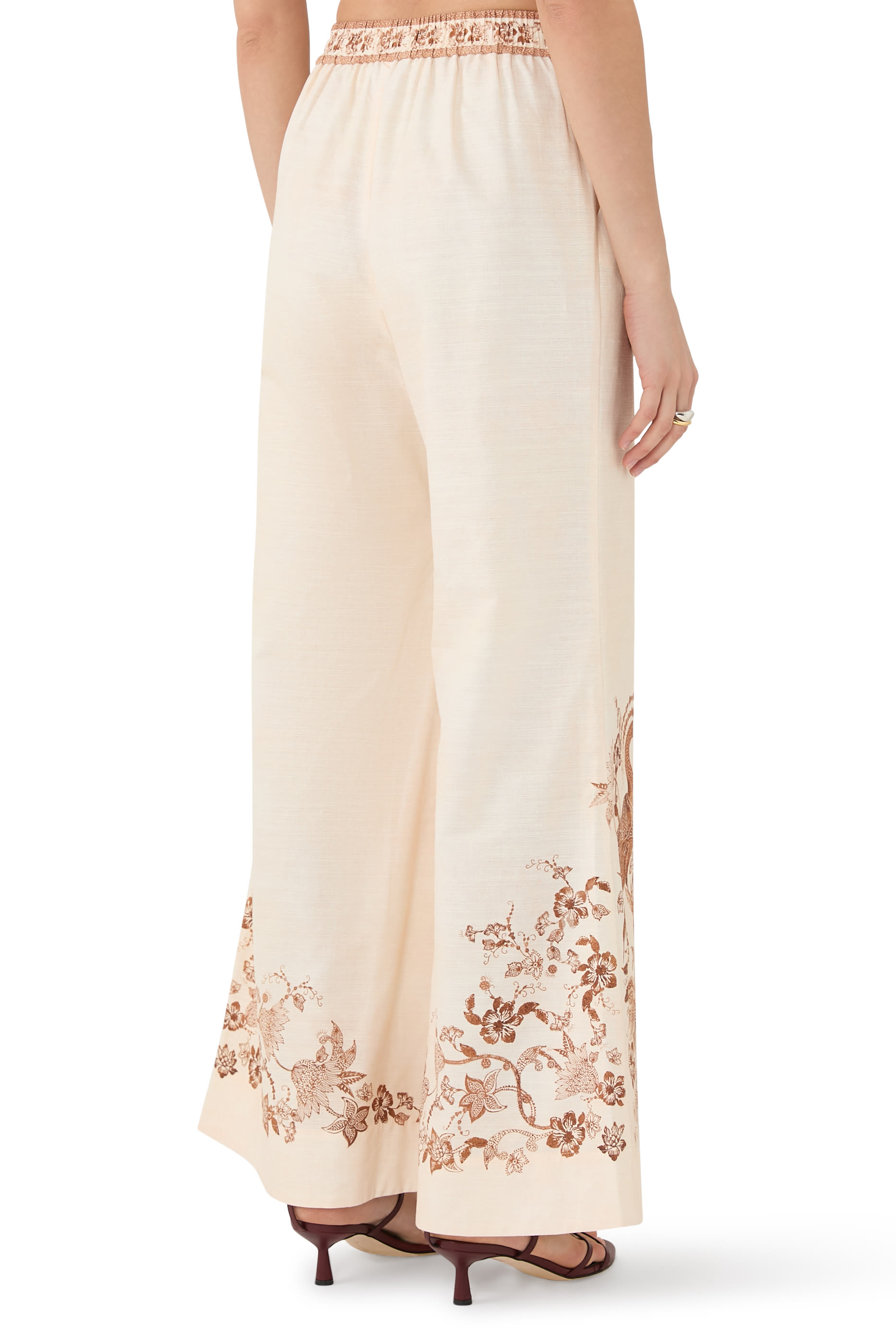 بنطال اسنشين بقصة واسعة