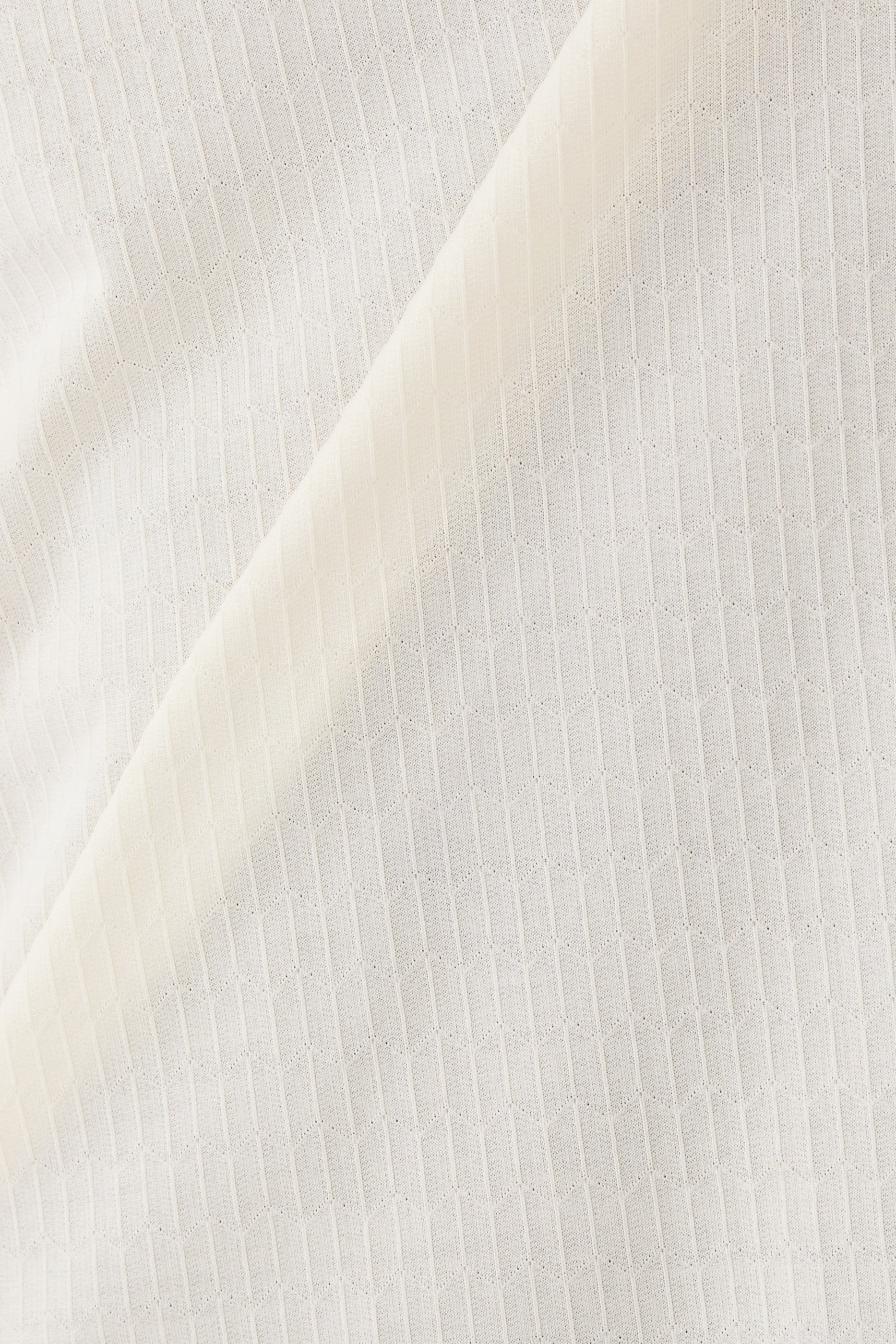 تيشيرت بنقشة هندسية جاكار