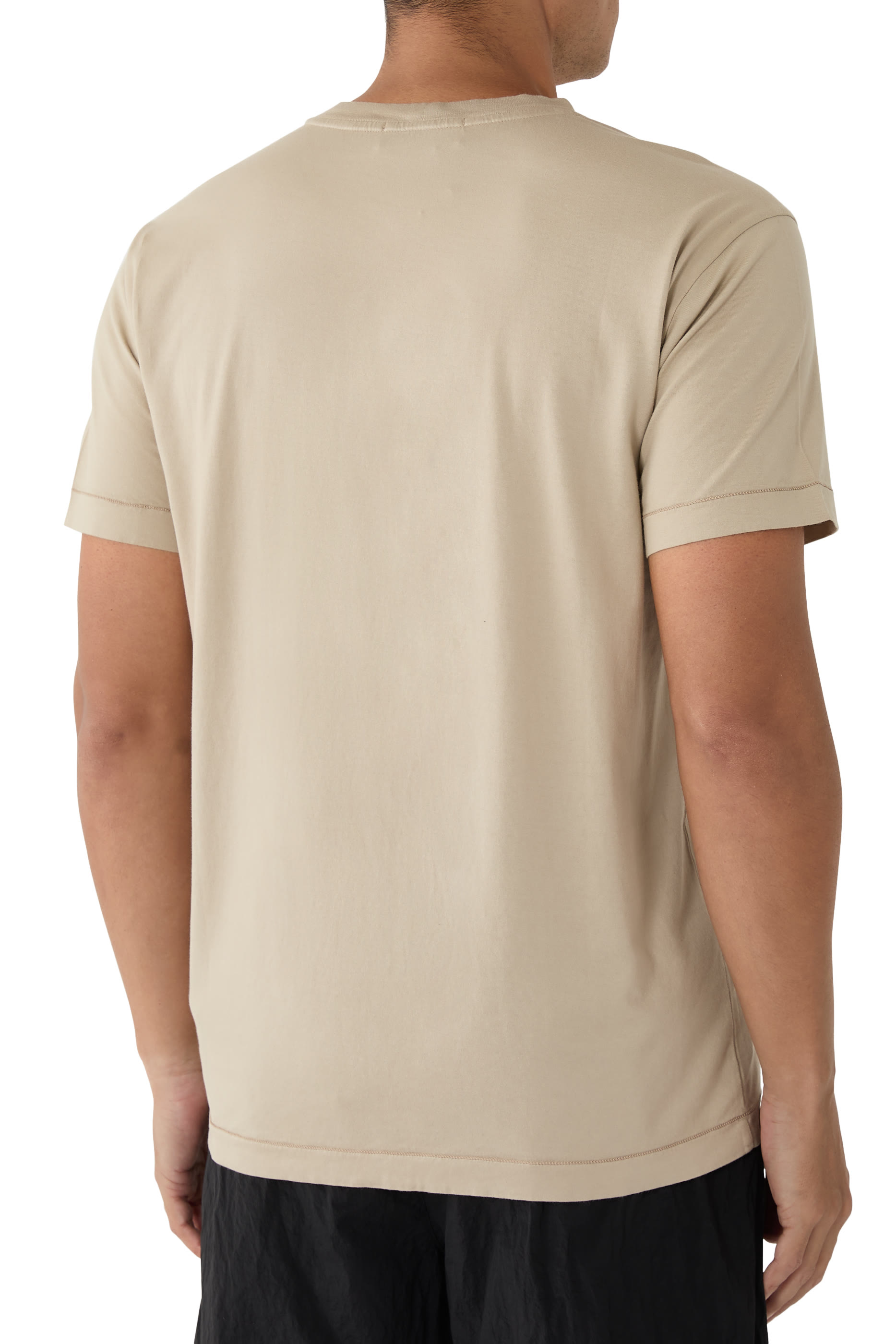 تيشيرت بقصة ضيقة ورقعة شعار الماركة