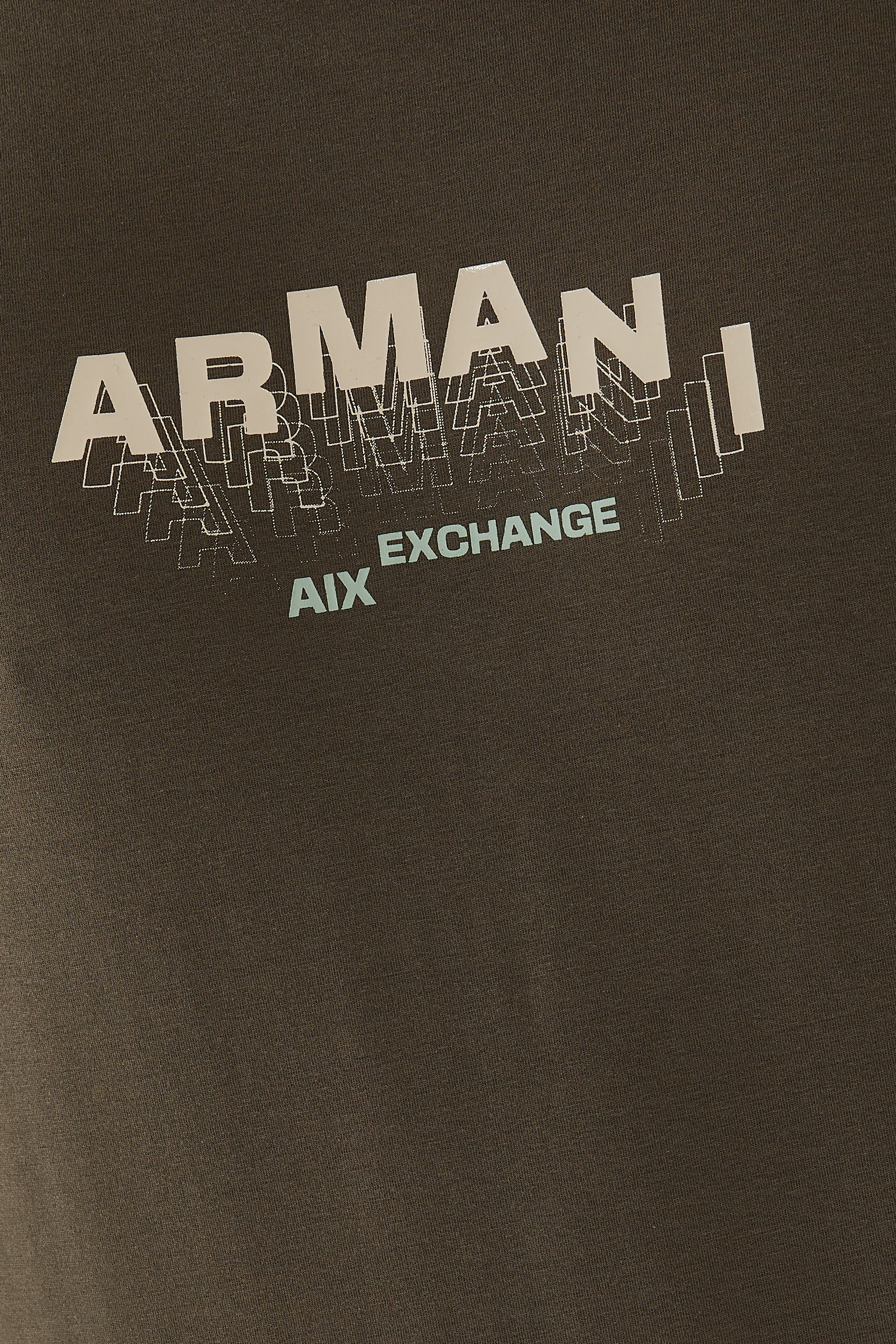 تيشيرت بقصة ضيقة وشعار الماركة بارز الملمس