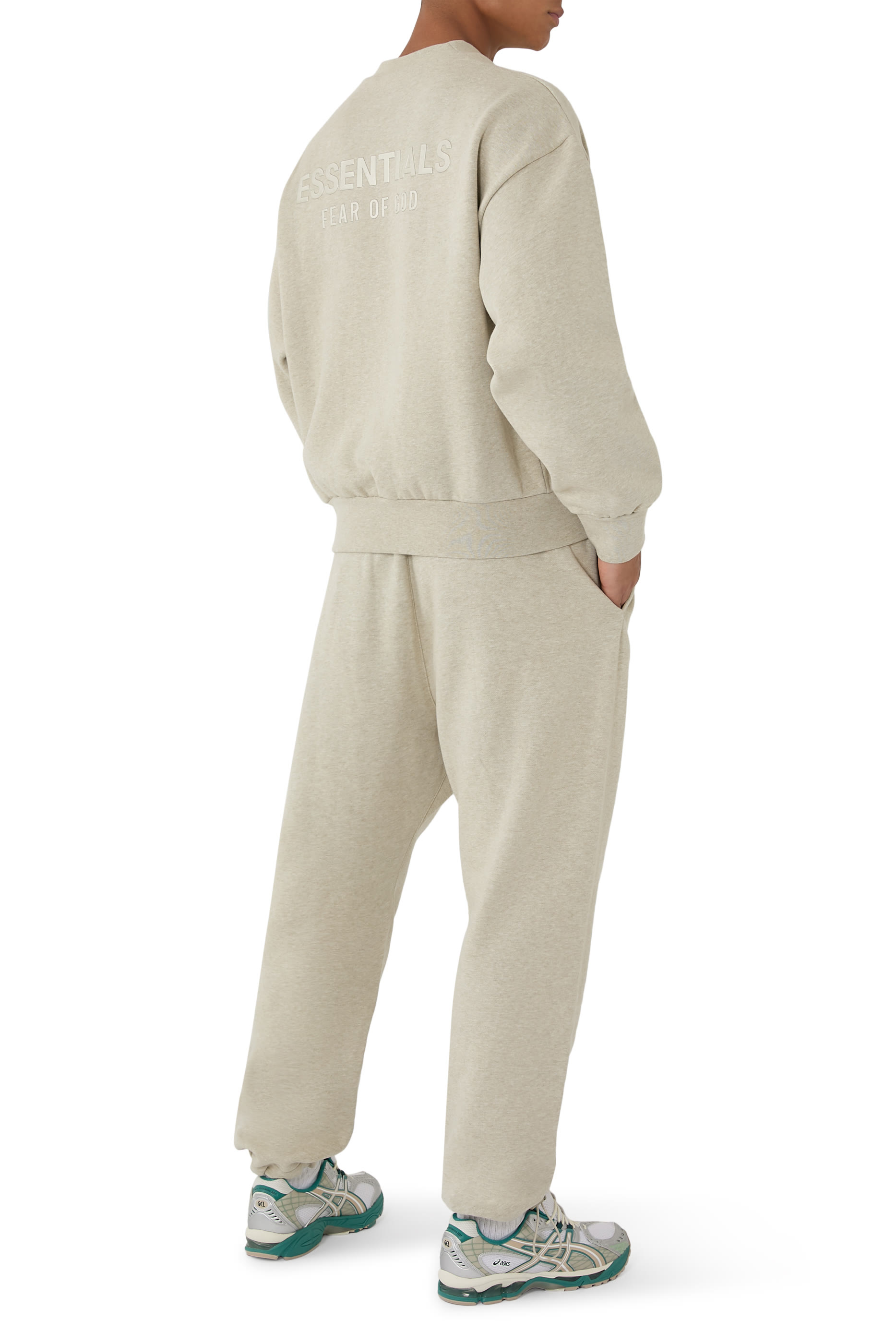 سويت شيرت بقصة كلاسيكية بياقة ضيقة صوف