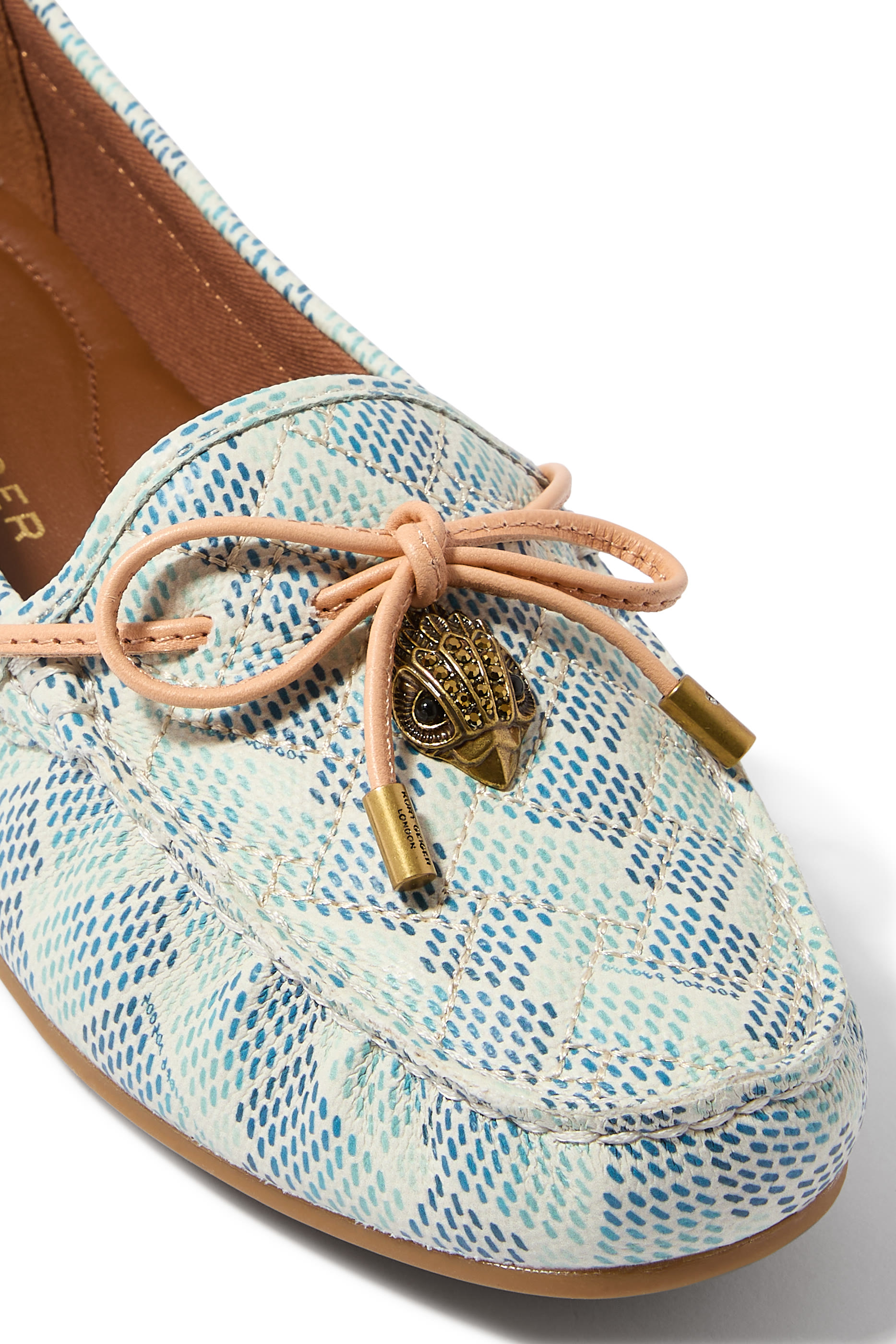 حذاء موكاسين مزين بحلية شعار الماركة