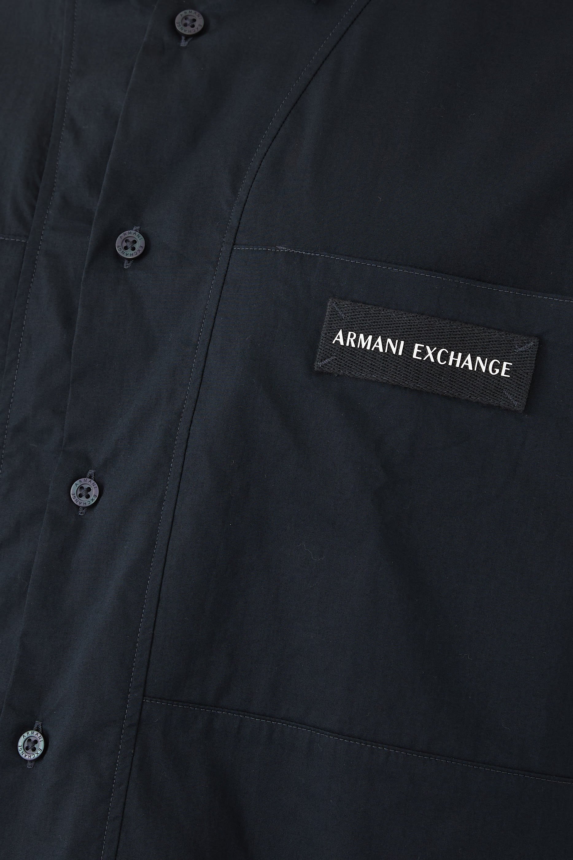 قميص بشعار الماركة