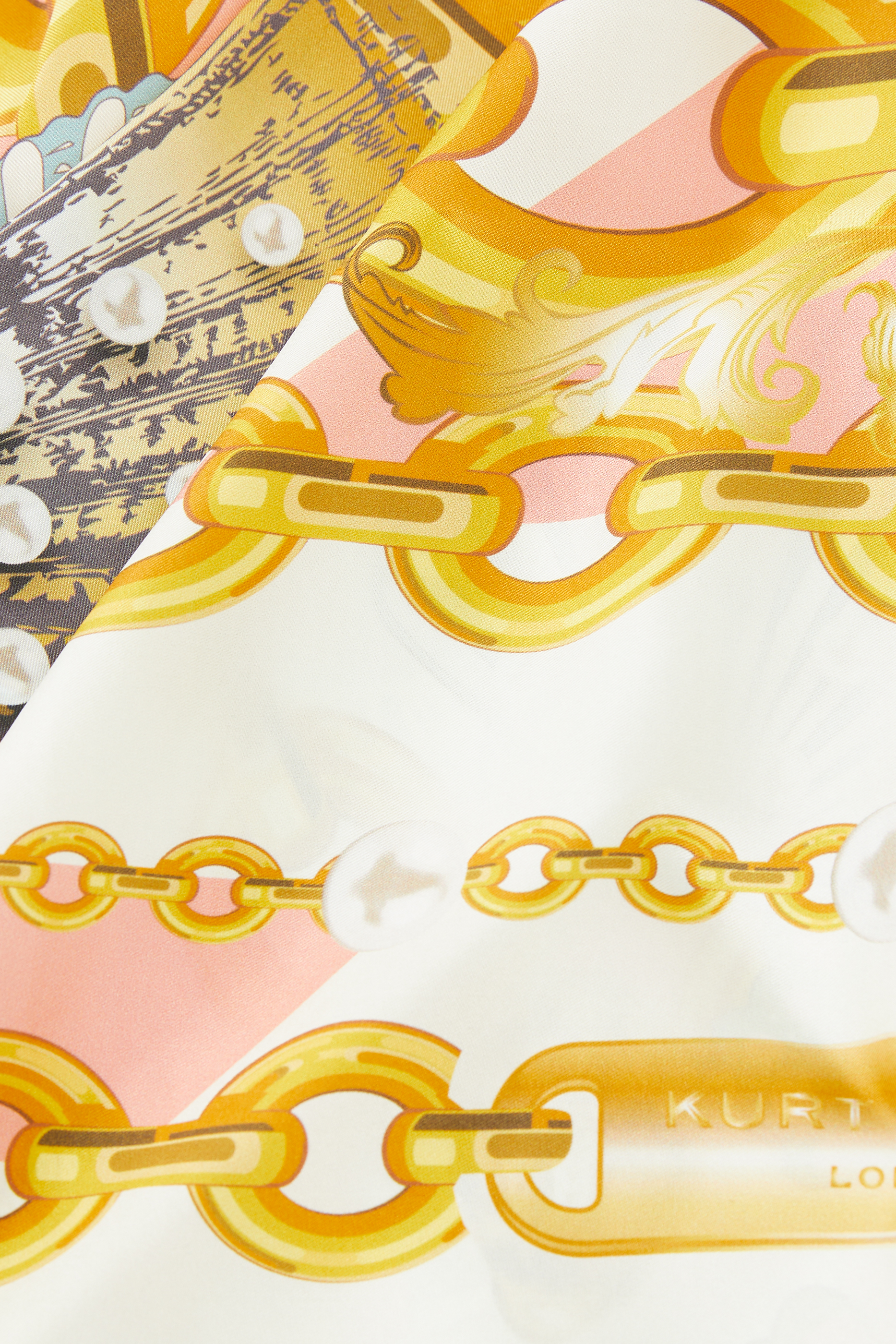 وشاح بتصميم مربع