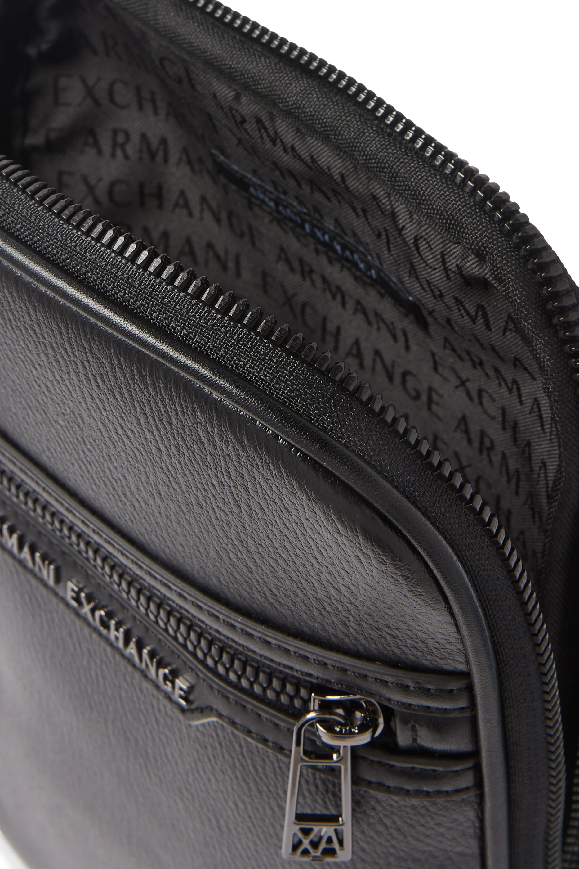 حقيبة بحمالة كتف خامة لامعة