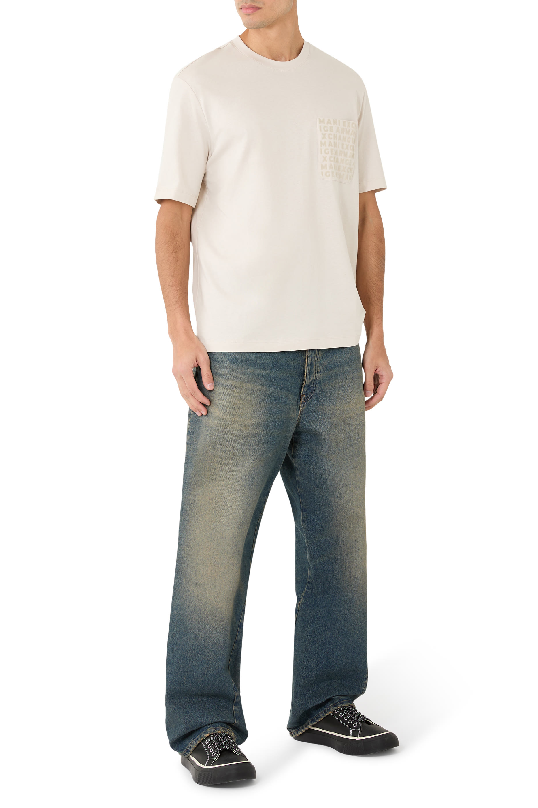 تيشيرت بقصة عادية وجيب بشعار الماركة