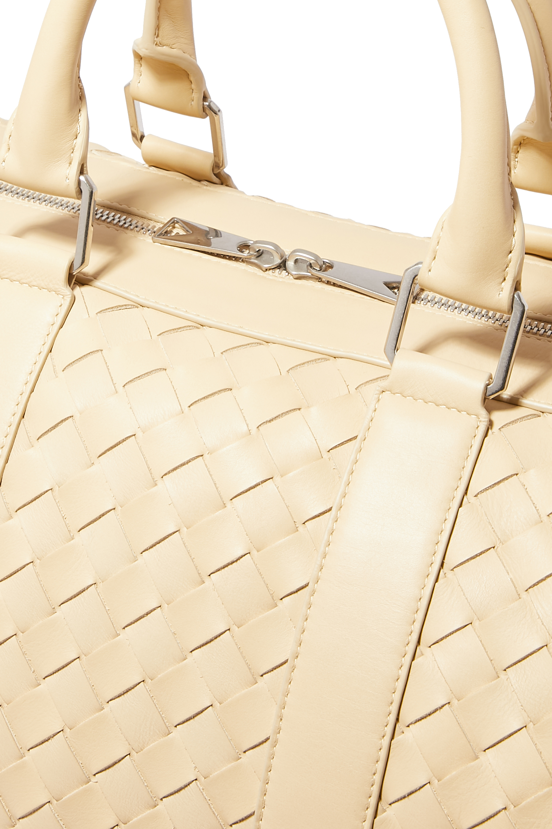 حقيبة دافل بتصميم مجدول