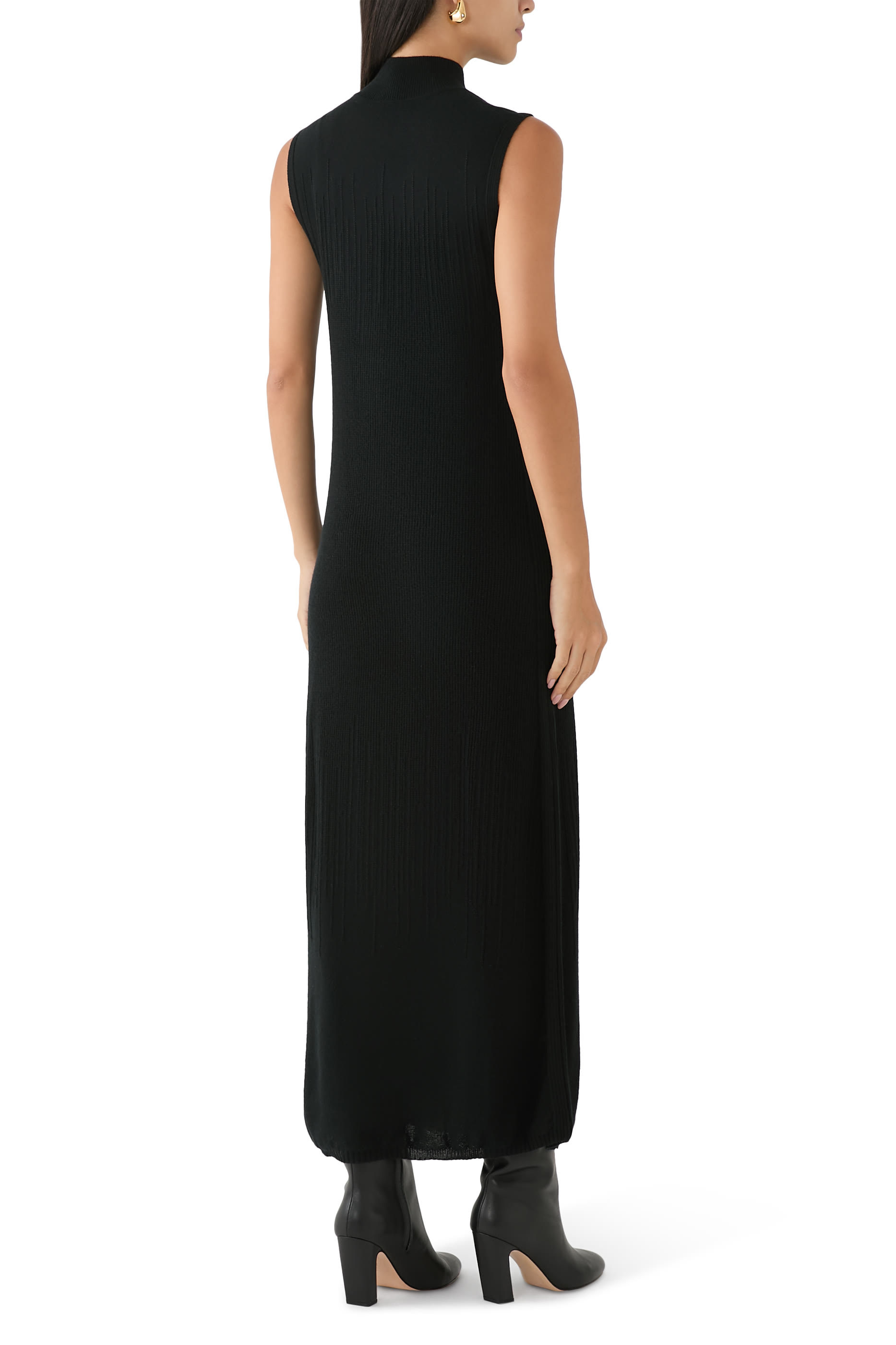 فستان بخياطة متدرجة وياقة عالية 