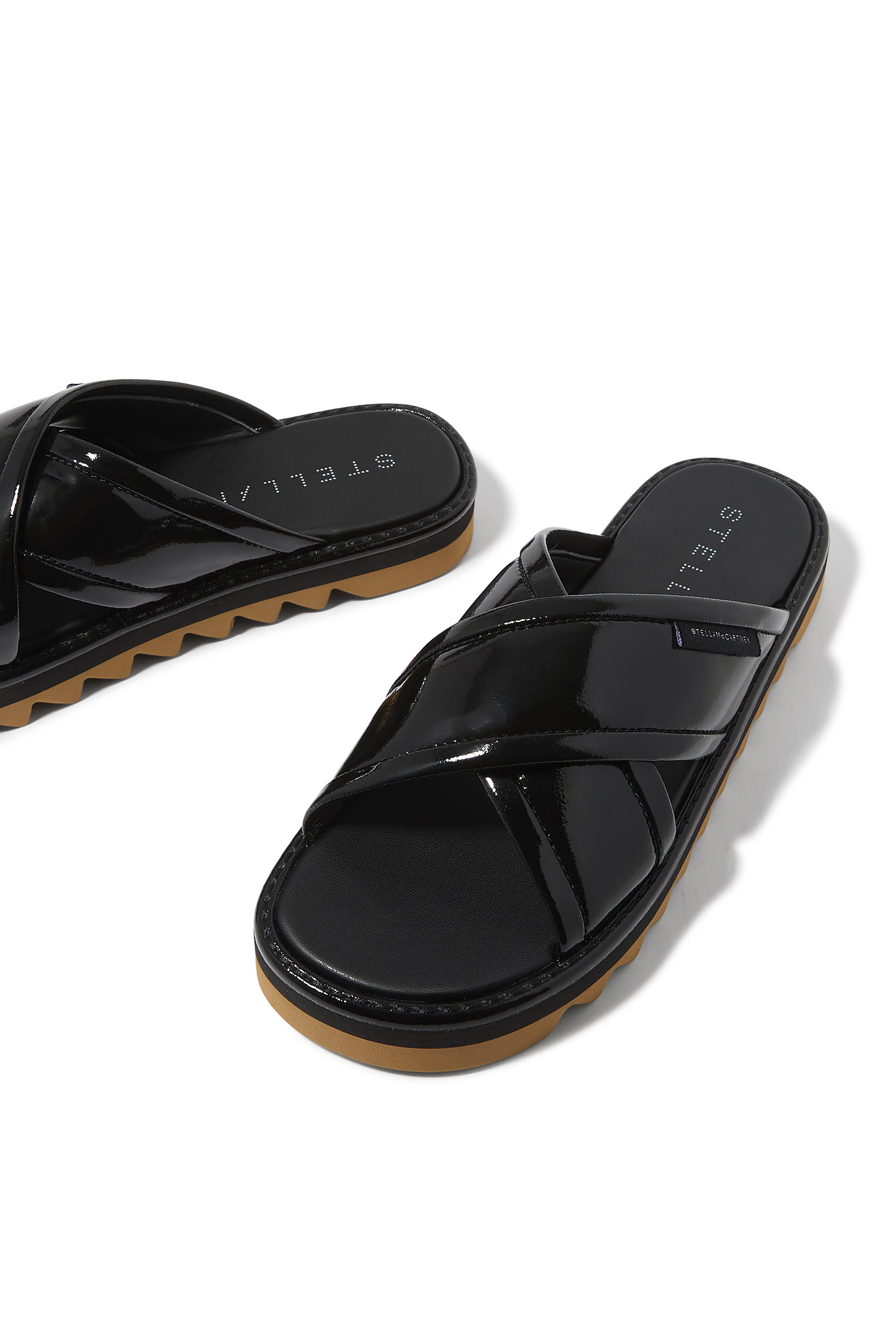 حذاء خفيف بسيور متقاطعة