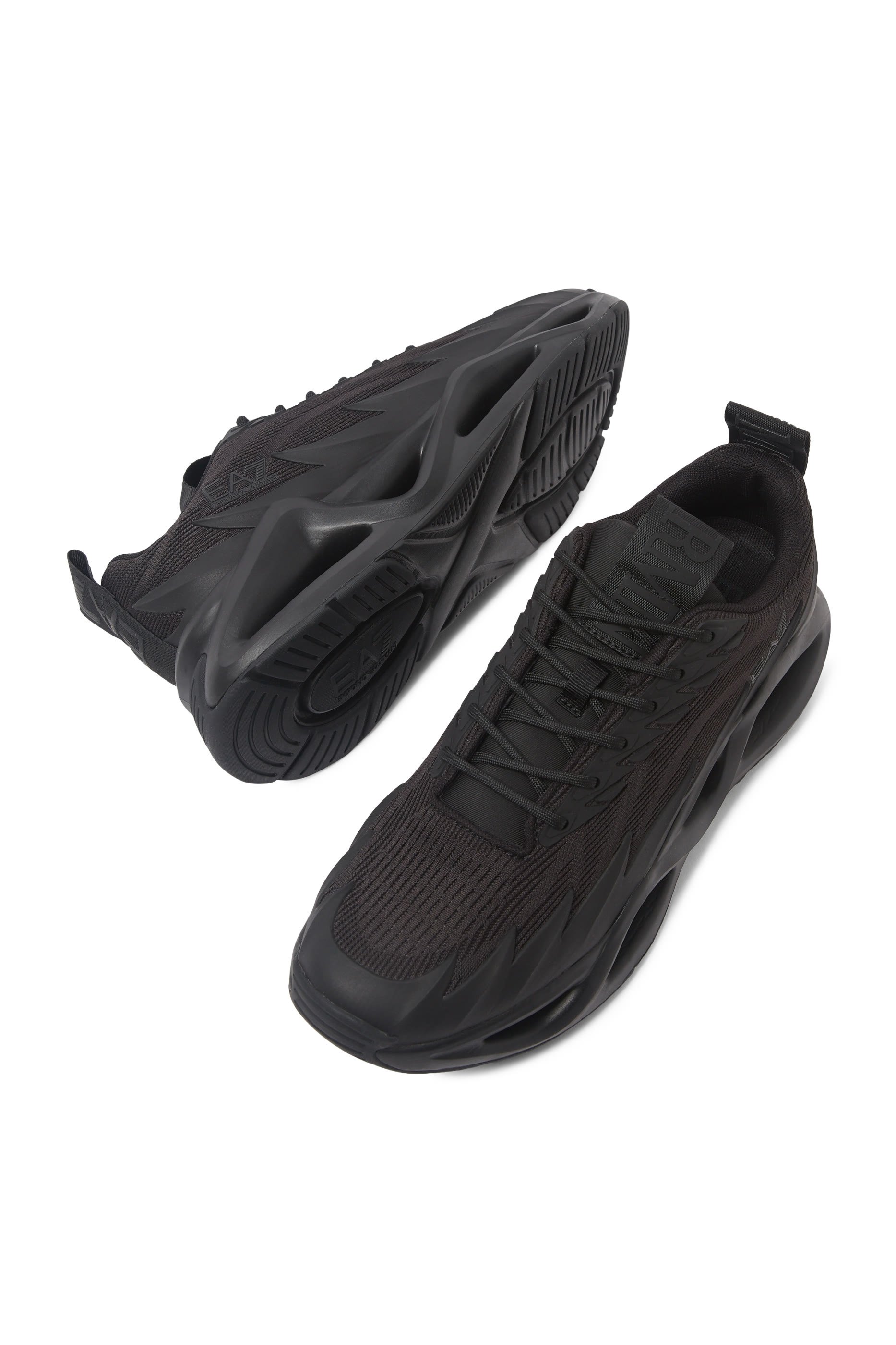 سنيكرز إنفينيتي بتصميم قفص وشعار الماركة