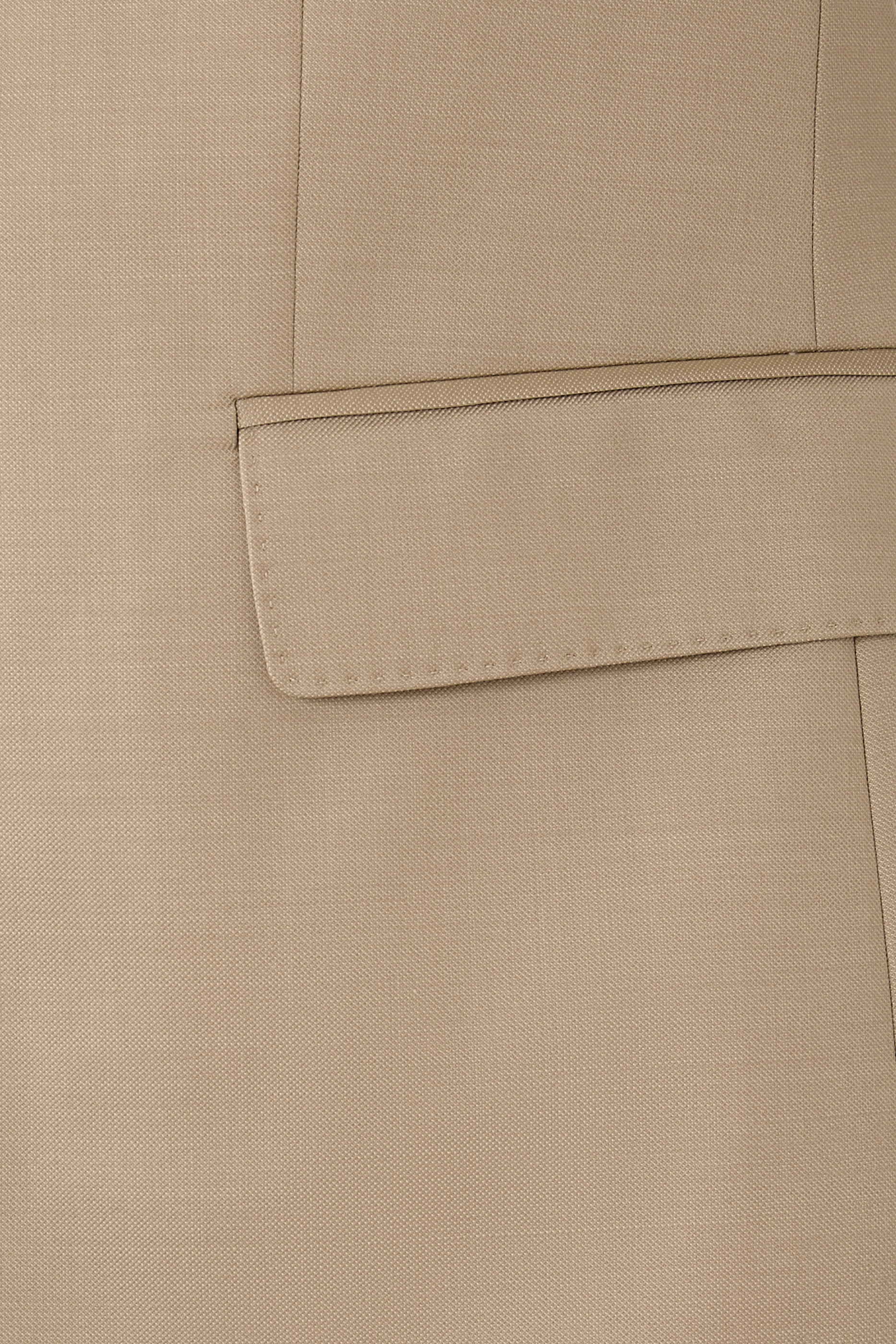 بدلة من ثلاث قطع بقصة ضيقة