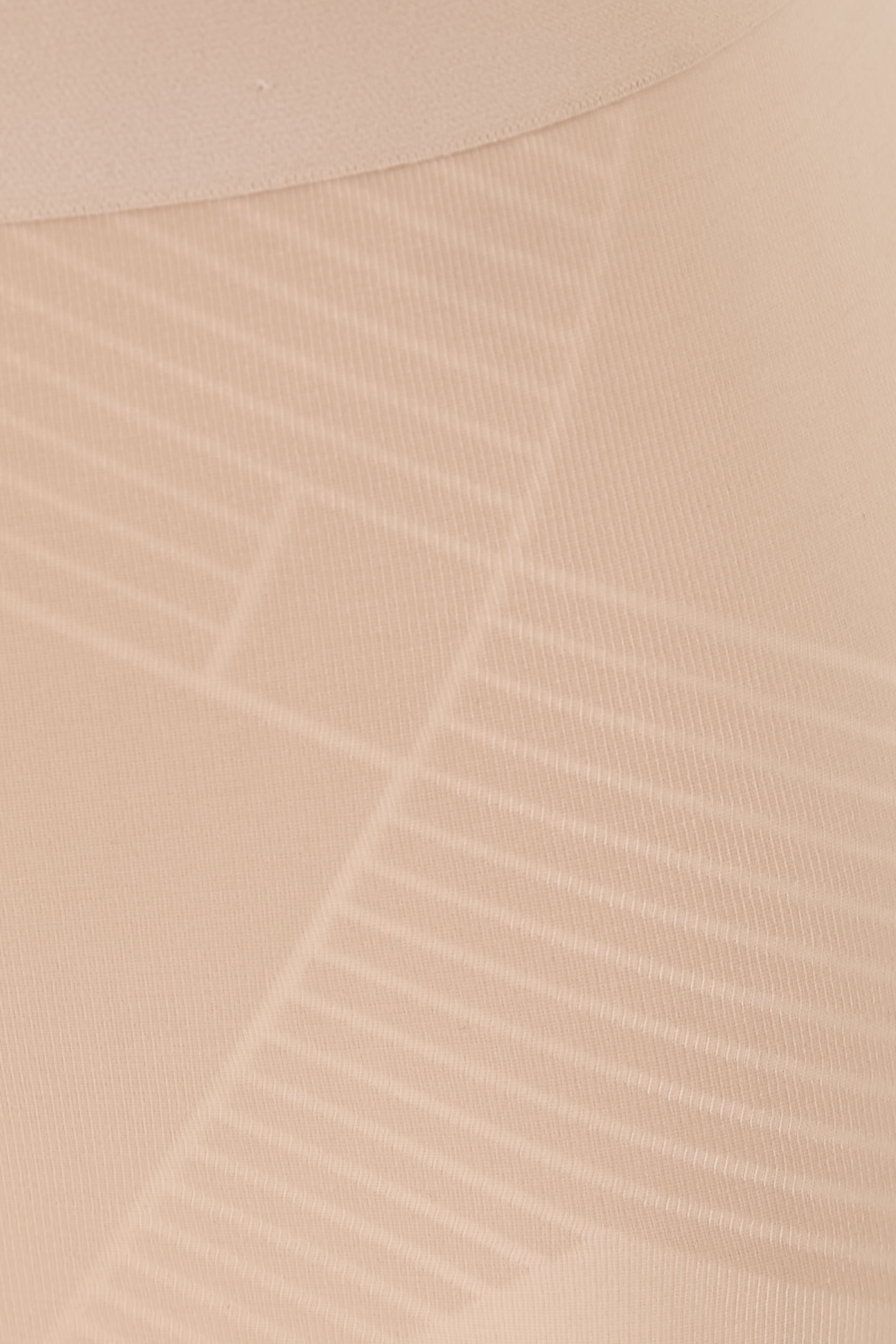 شورت بطول منتصف الفخذ