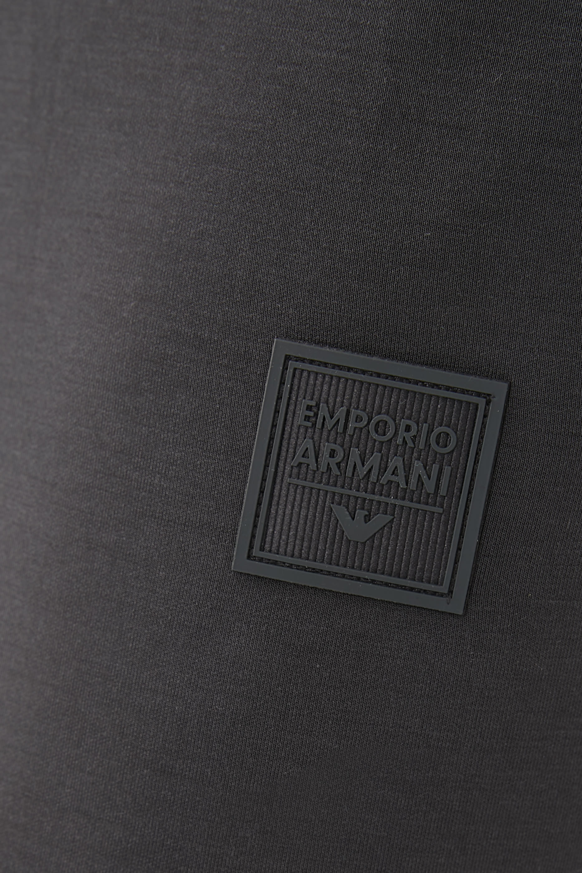 بدلة رياضية بشعار الماركة