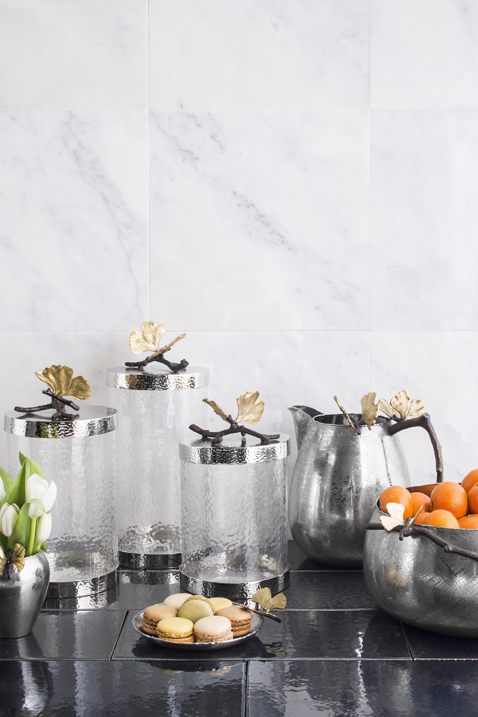 علبة صغيرة بتصميم شجرة الجنكو وفراشة