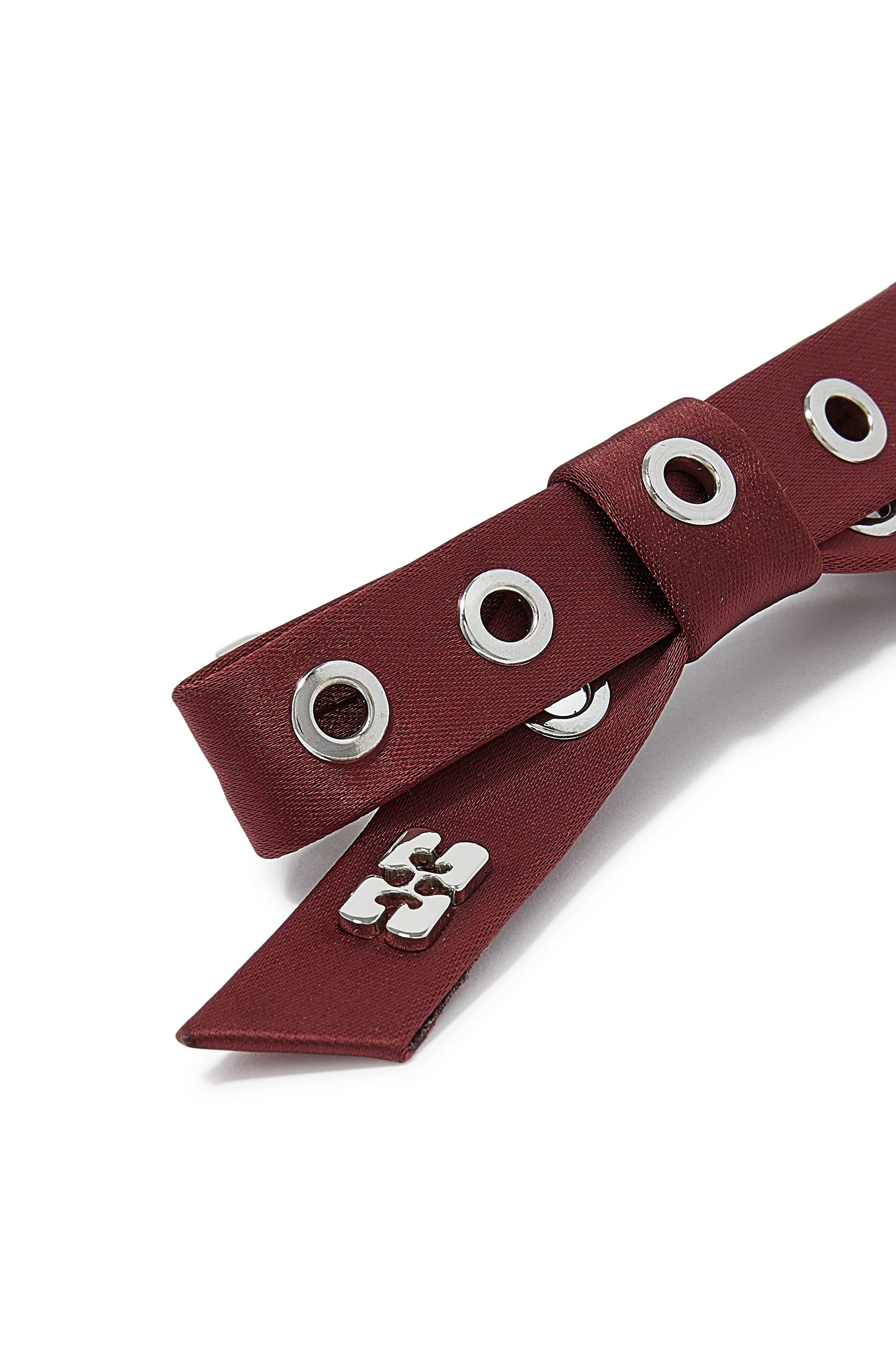 مشبك شعر بحلي مفرغة وربطة فيونكة