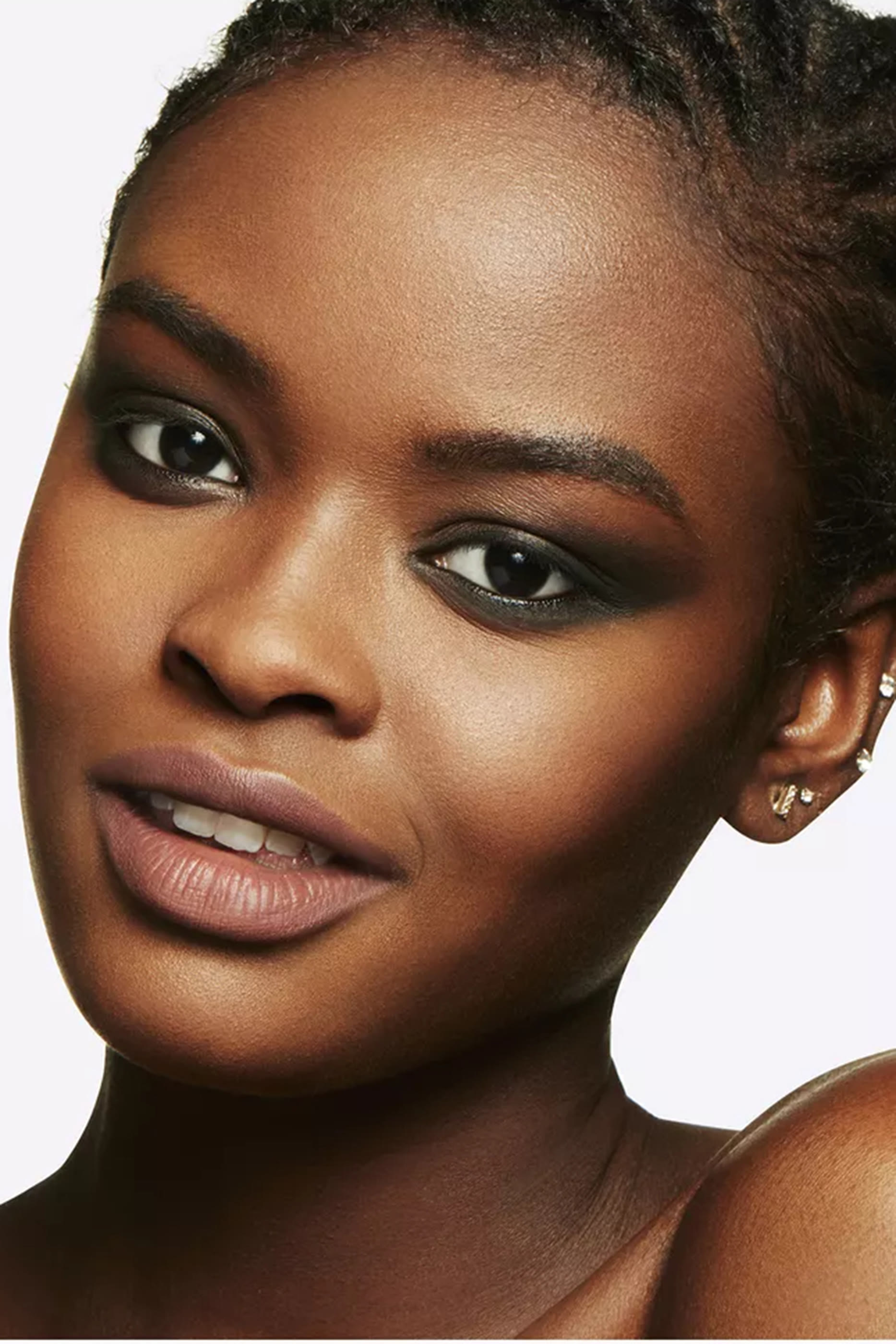 خافي عيوب البشرة برو يدوم طويلاً