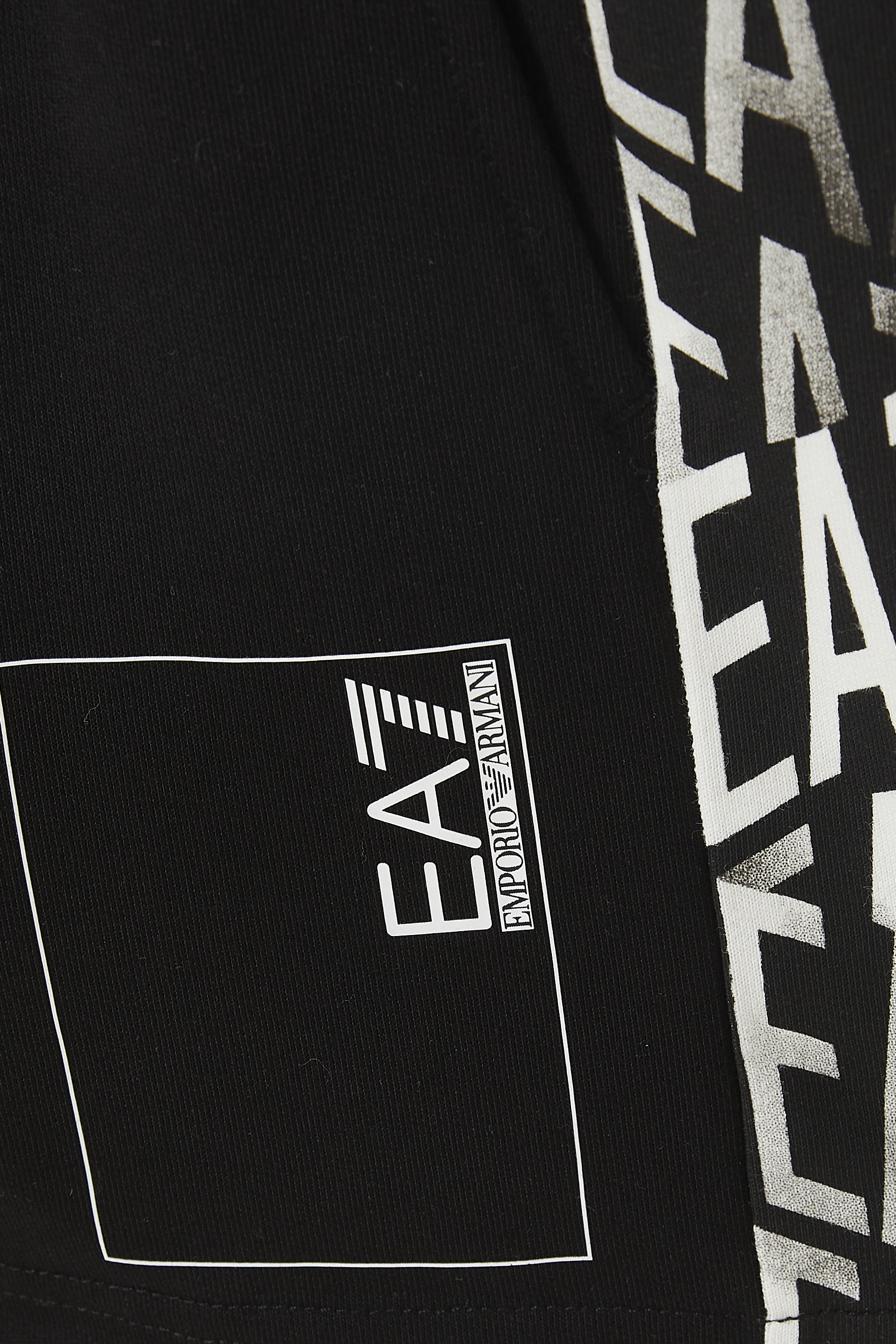 شورت بشعار الماركة للأطفال