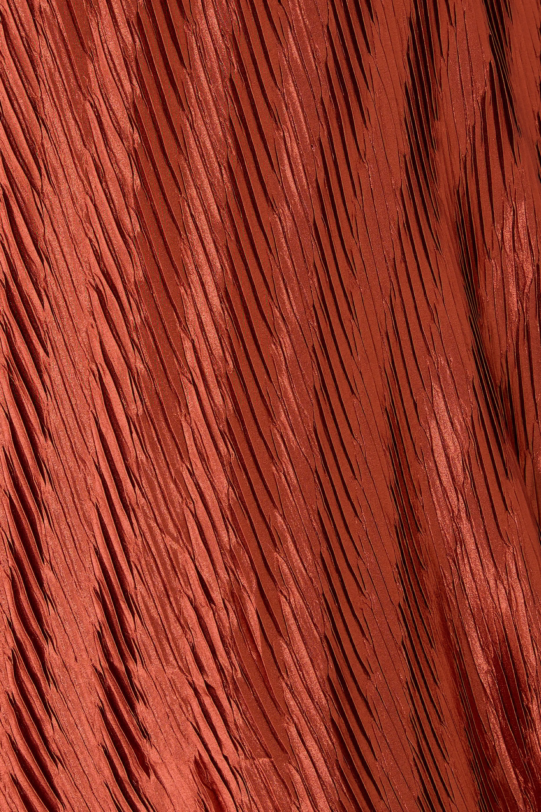 فستان بطيات ونقشة خطوط متعرجة