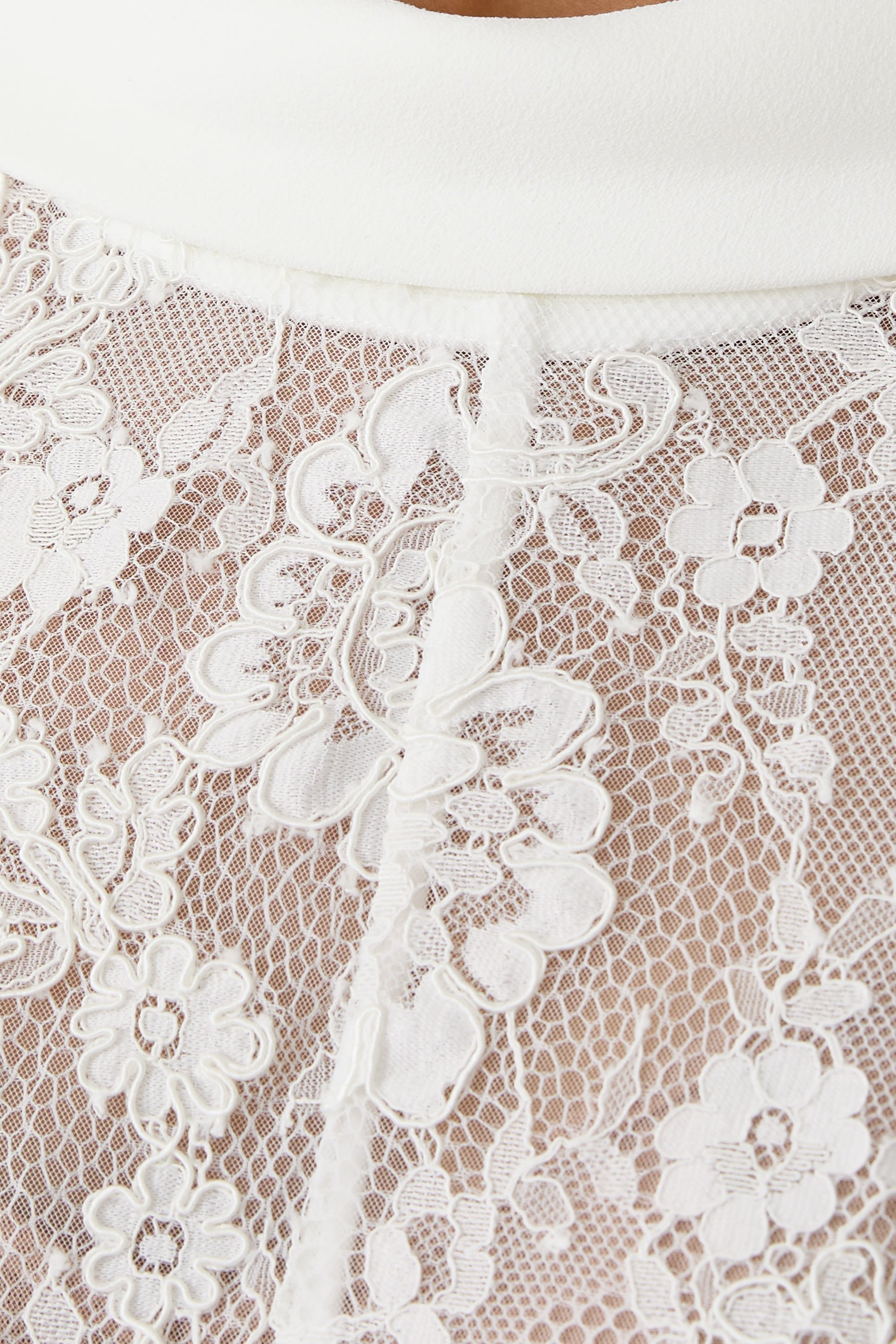 فستان طويل بظهر مفتوح دانتيل