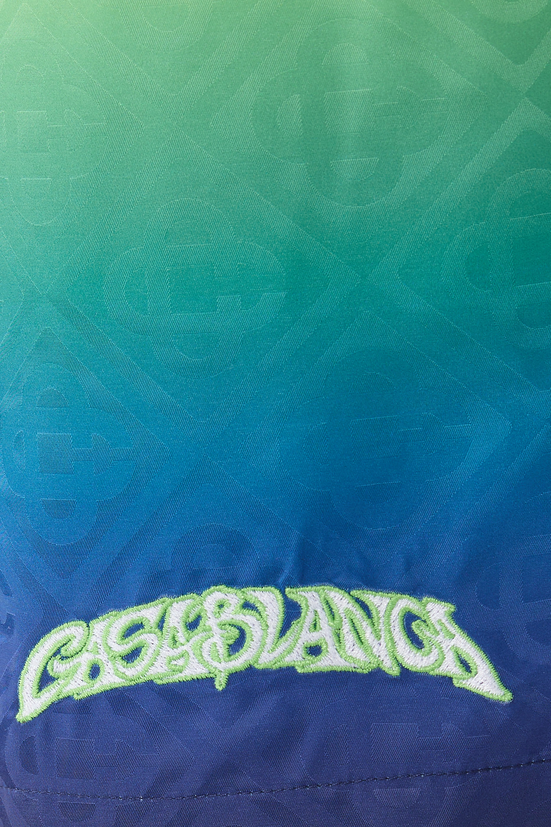 شورت سباحة بنقشة حرف شعار الماركة بلون متدرج