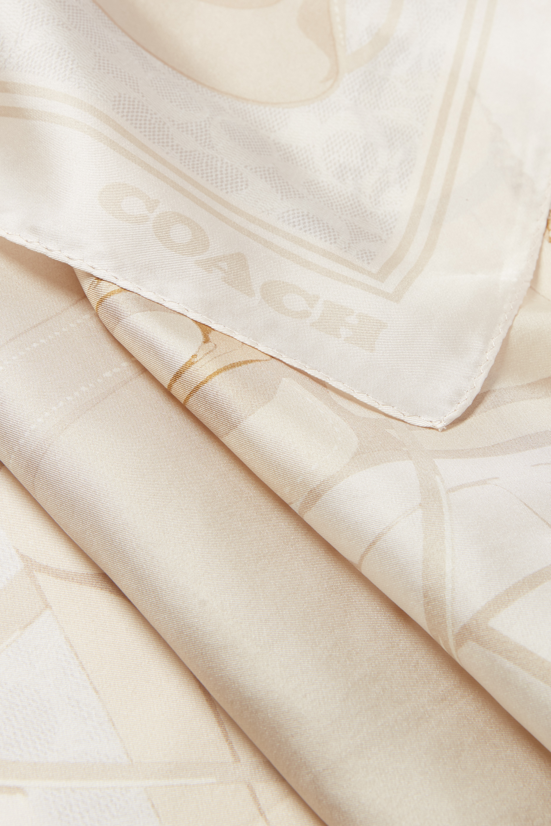 وشاح مربع بطبعات حقيبة تابي حرير