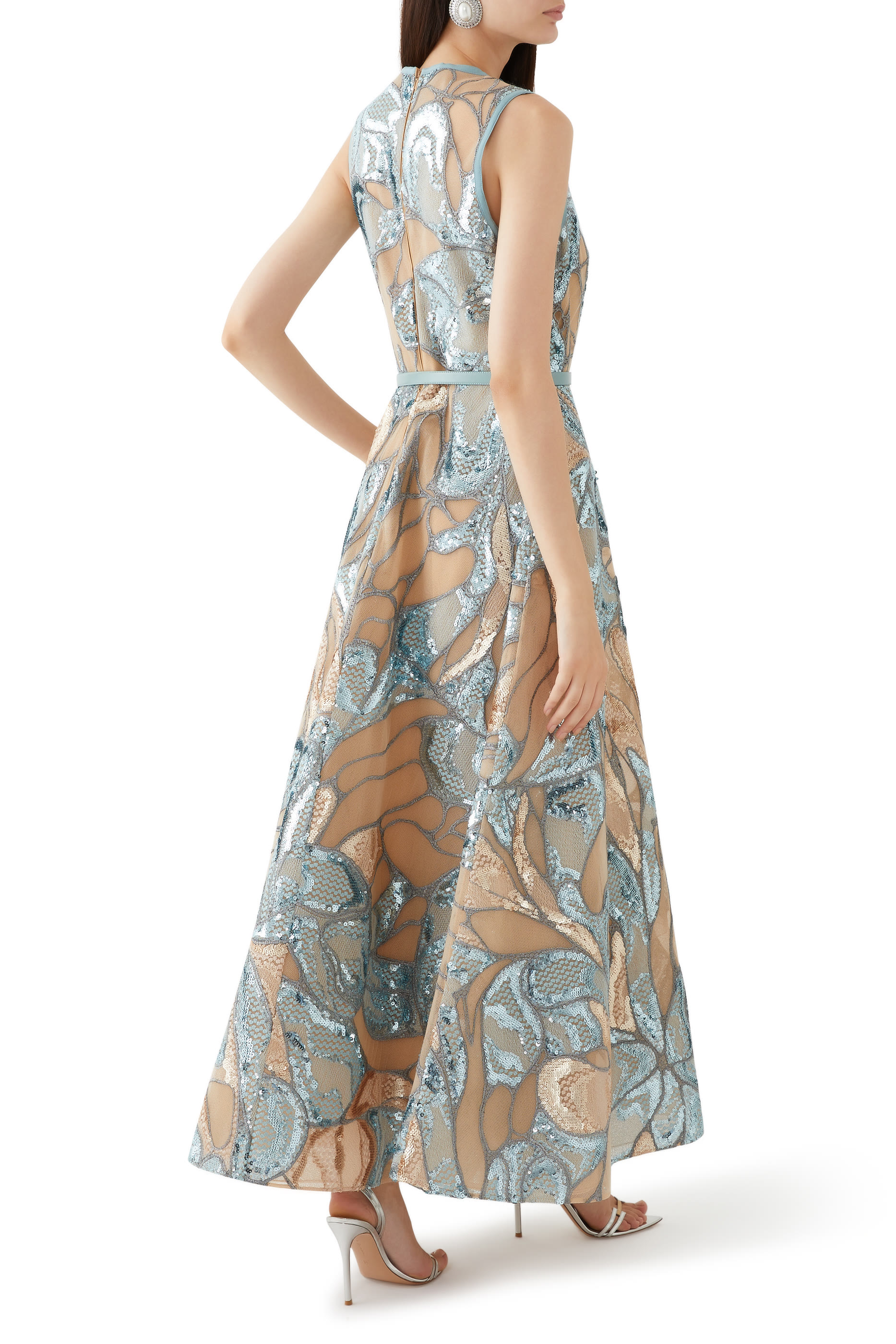 فستان متوسط الطول مزين بالتول