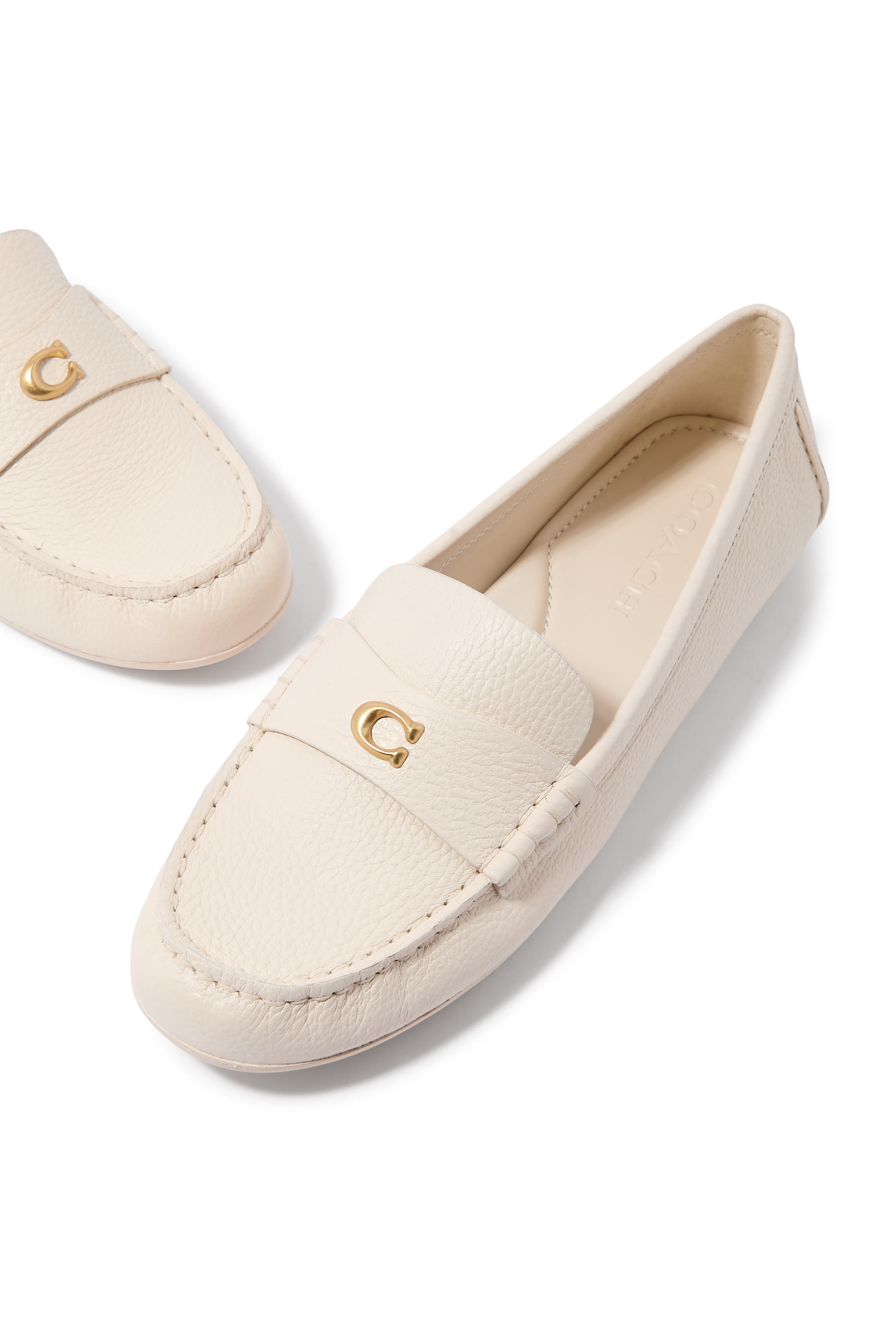 حذاء درايفر مزين بحلية شعار الماركة