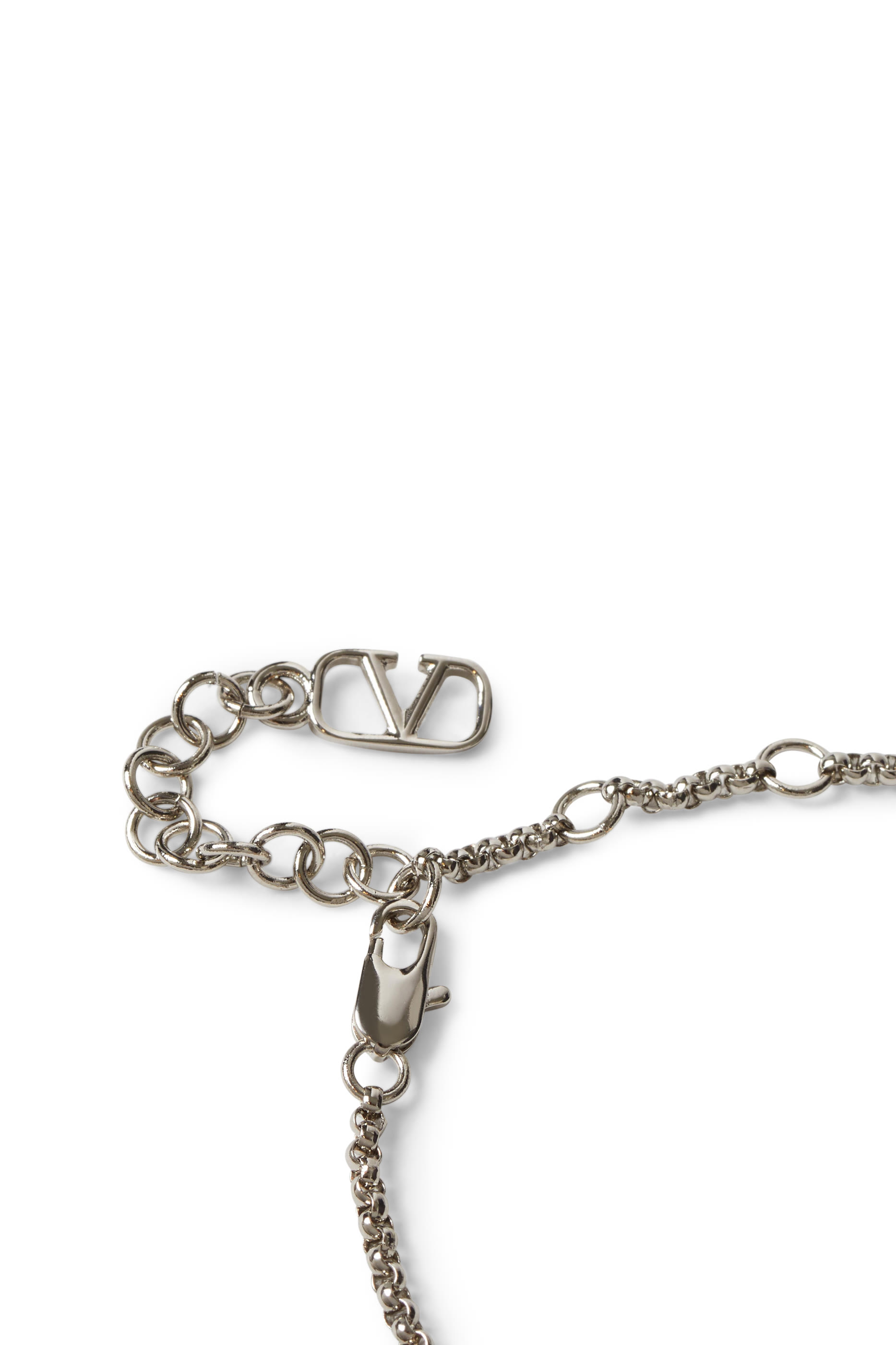 سوار مزين بشعار V