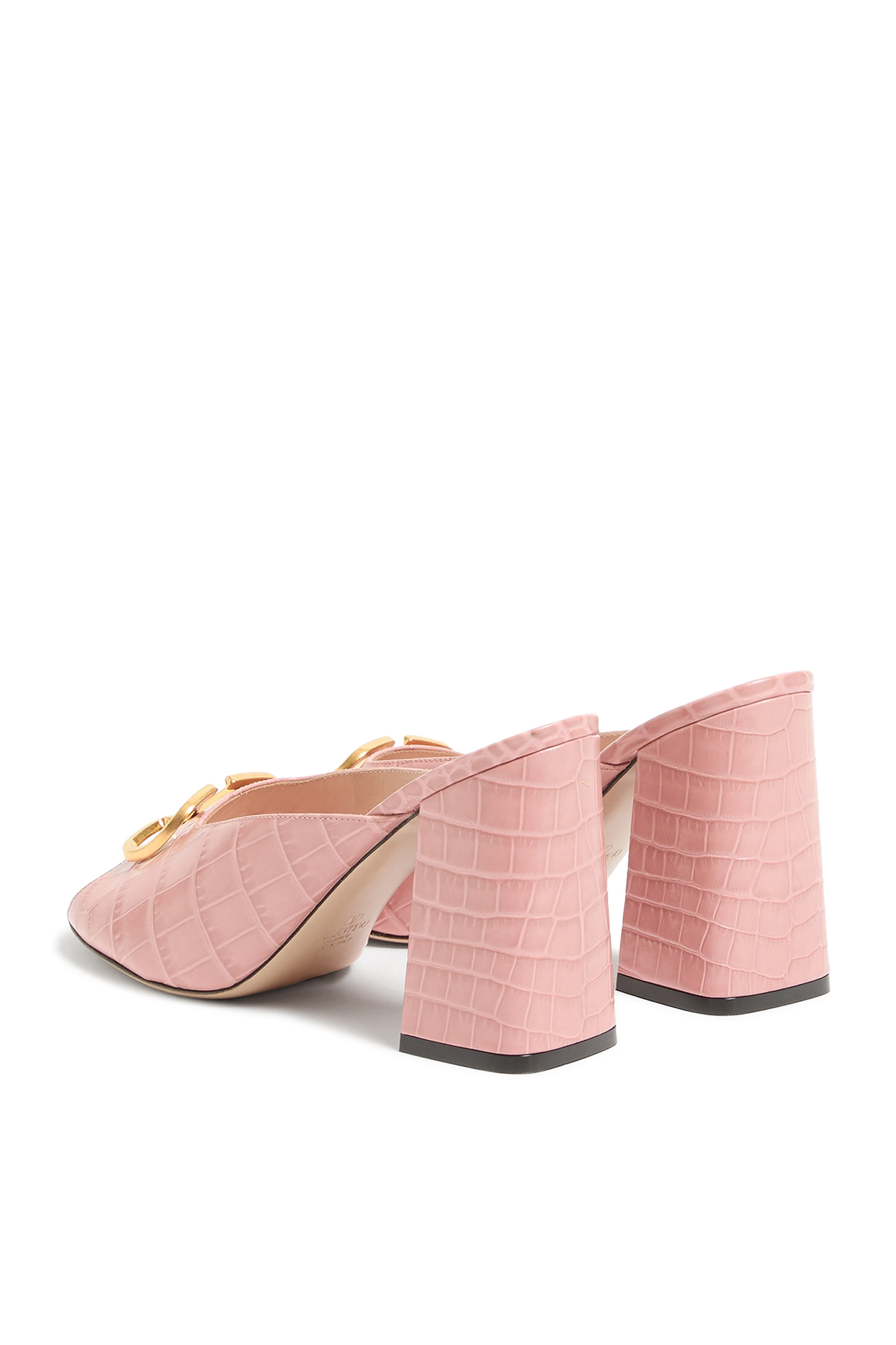 صندل 95 بحلية شعار الماركة جلد بنقشة