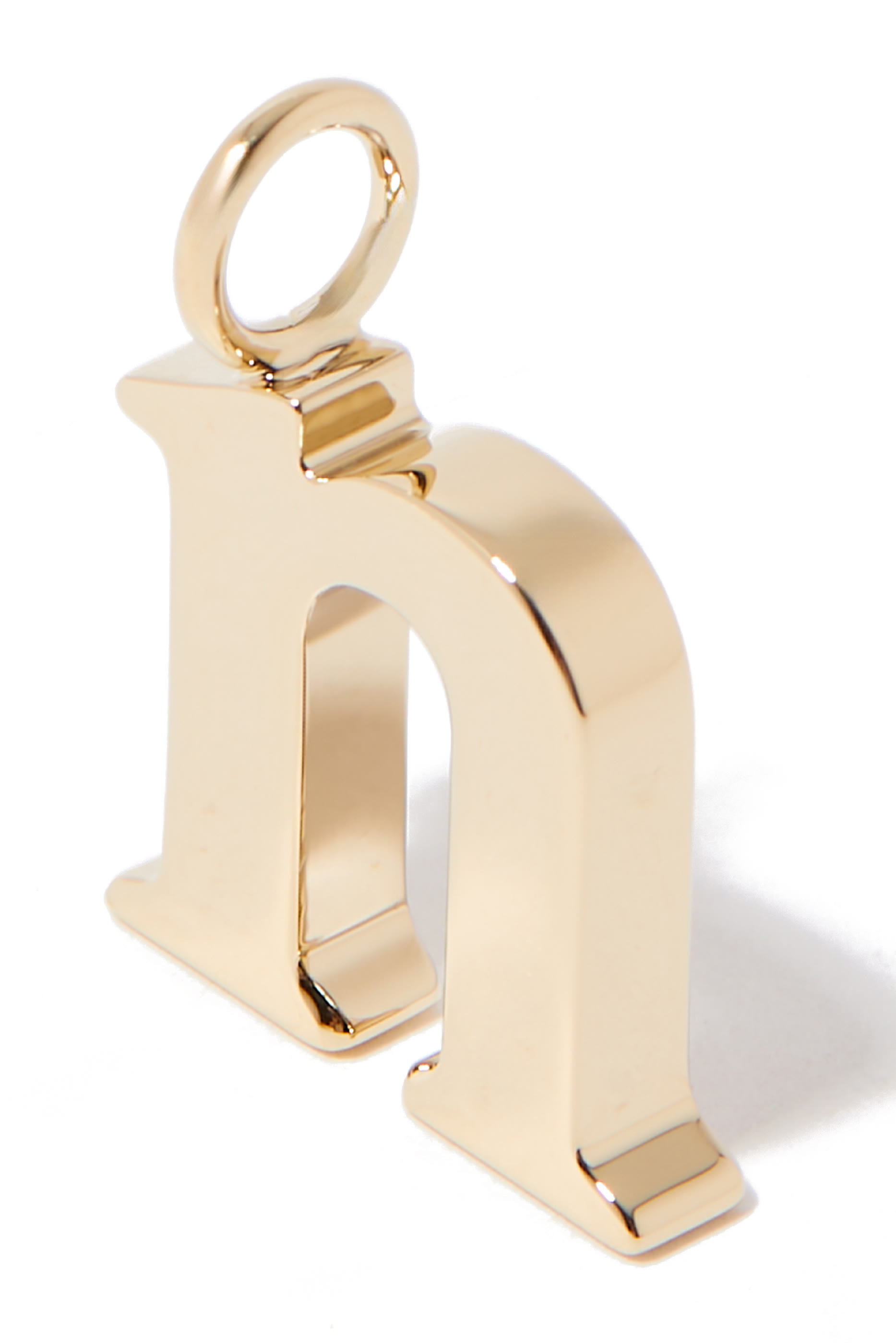 حلية بتصميم حرف n